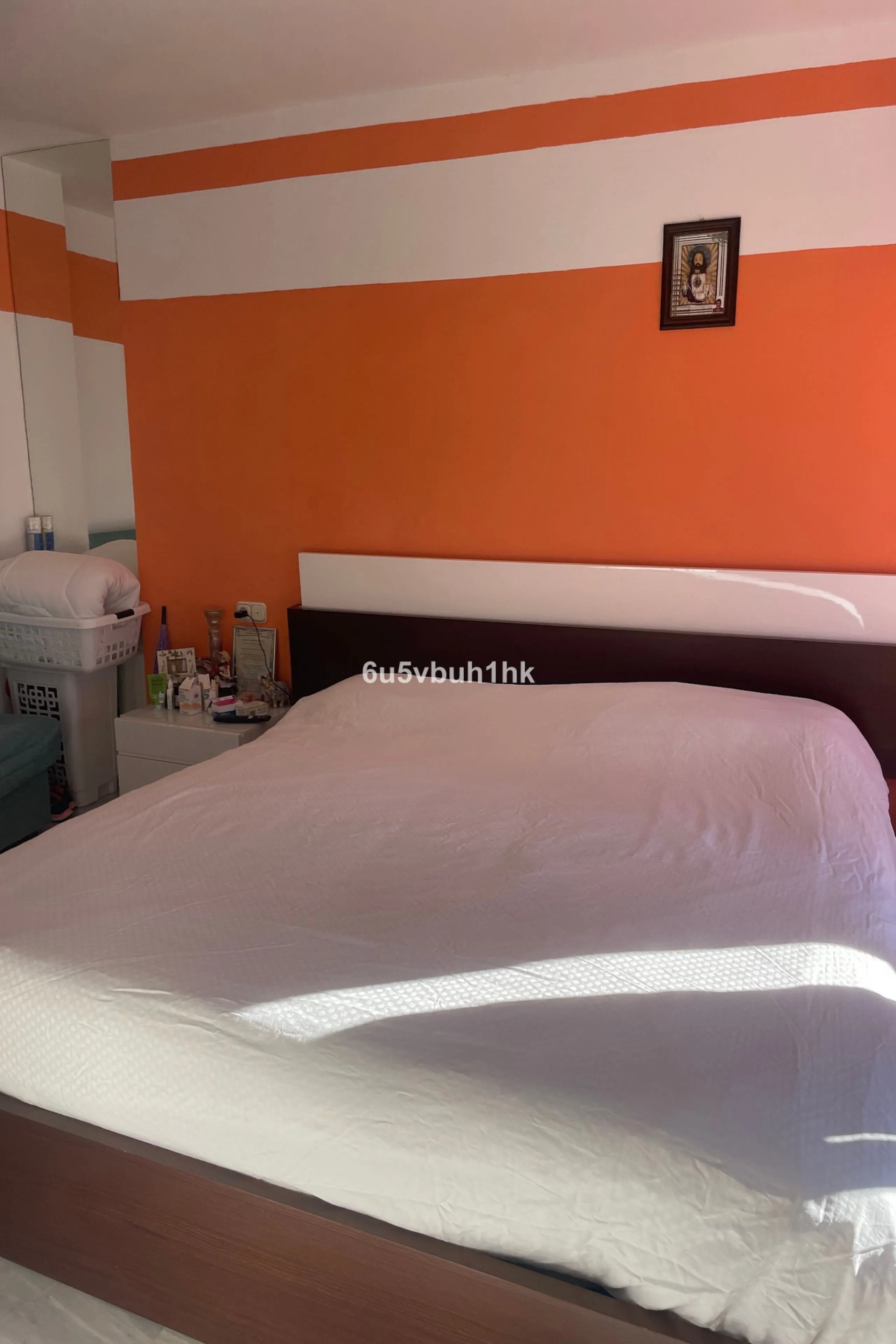South facing townhouse on the New Golden Mile, between San Pedro de Alcantara and Estepona, located close schools, golf courses, restaurants, and the iconic Puerto Banus. Estepona and Marbella are also easily accessible. In a residential area that is secu