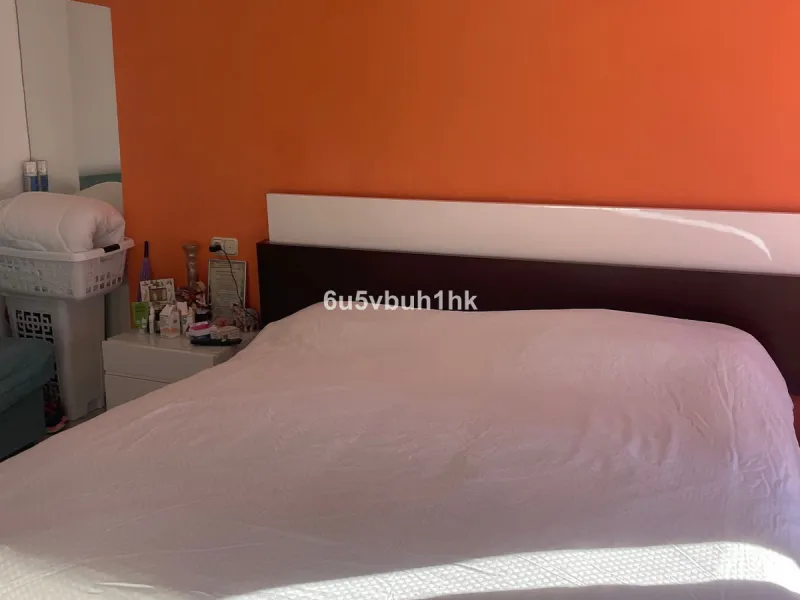 South facing townhouse on the New Golden Mile, between San Pedro de Alcantara and Estepona, located close schools, golf courses, restaurants, and the iconic Puerto Banus. Estepona and Marbella are also easily accessible. In a residential area that is secu