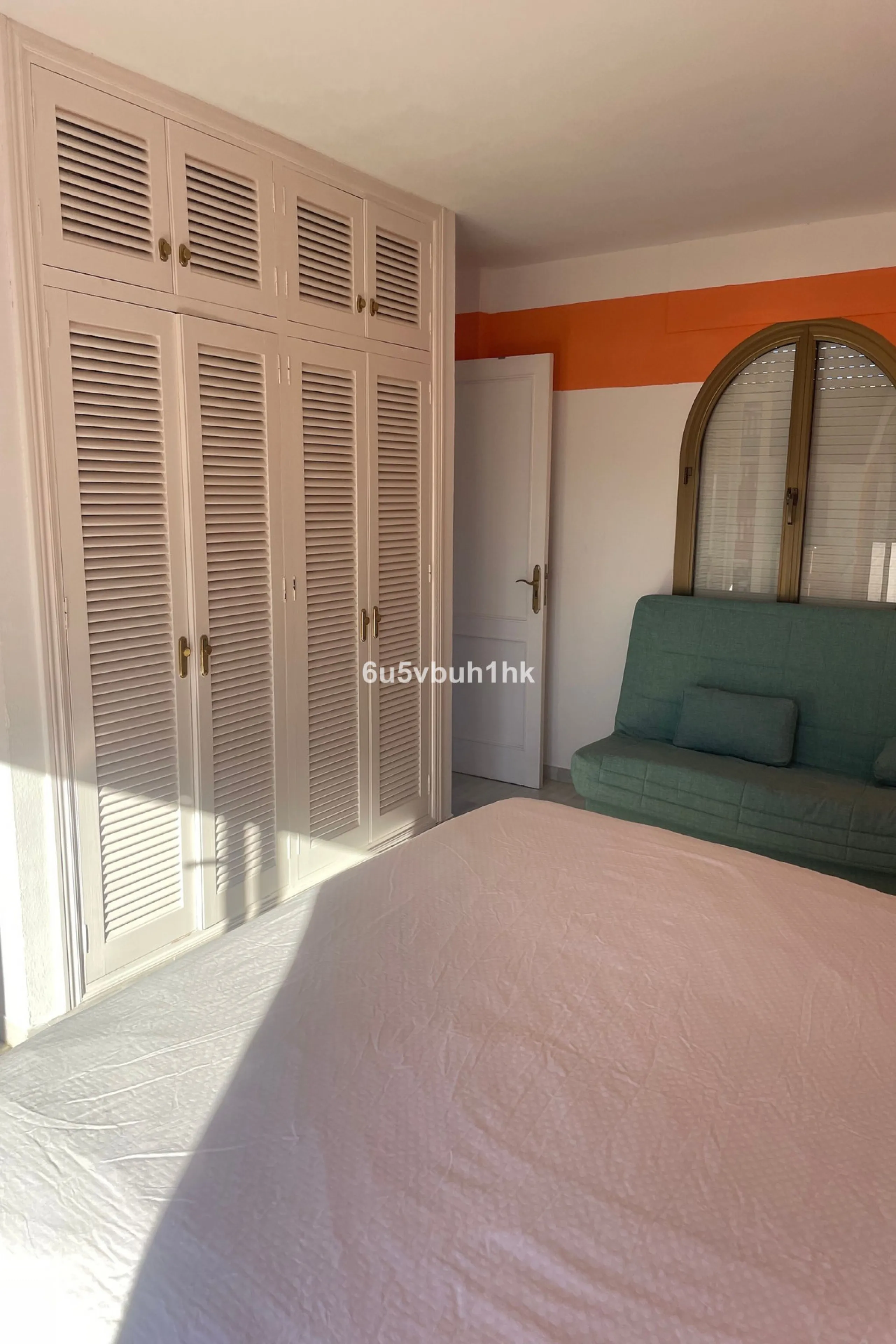 South facing townhouse on the New Golden Mile, between San Pedro de Alcantara and Estepona, located close schools, golf courses, restaurants, and the iconic Puerto Banus. Estepona and Marbella are also easily accessible. In a residential area that is secu