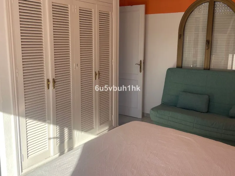 South facing townhouse on the New Golden Mile, between San Pedro de Alcantara and Estepona, located close schools, golf courses, restaurants, and the iconic Puerto Banus. Estepona and Marbella are also easily accessible. In a residential area that is secu