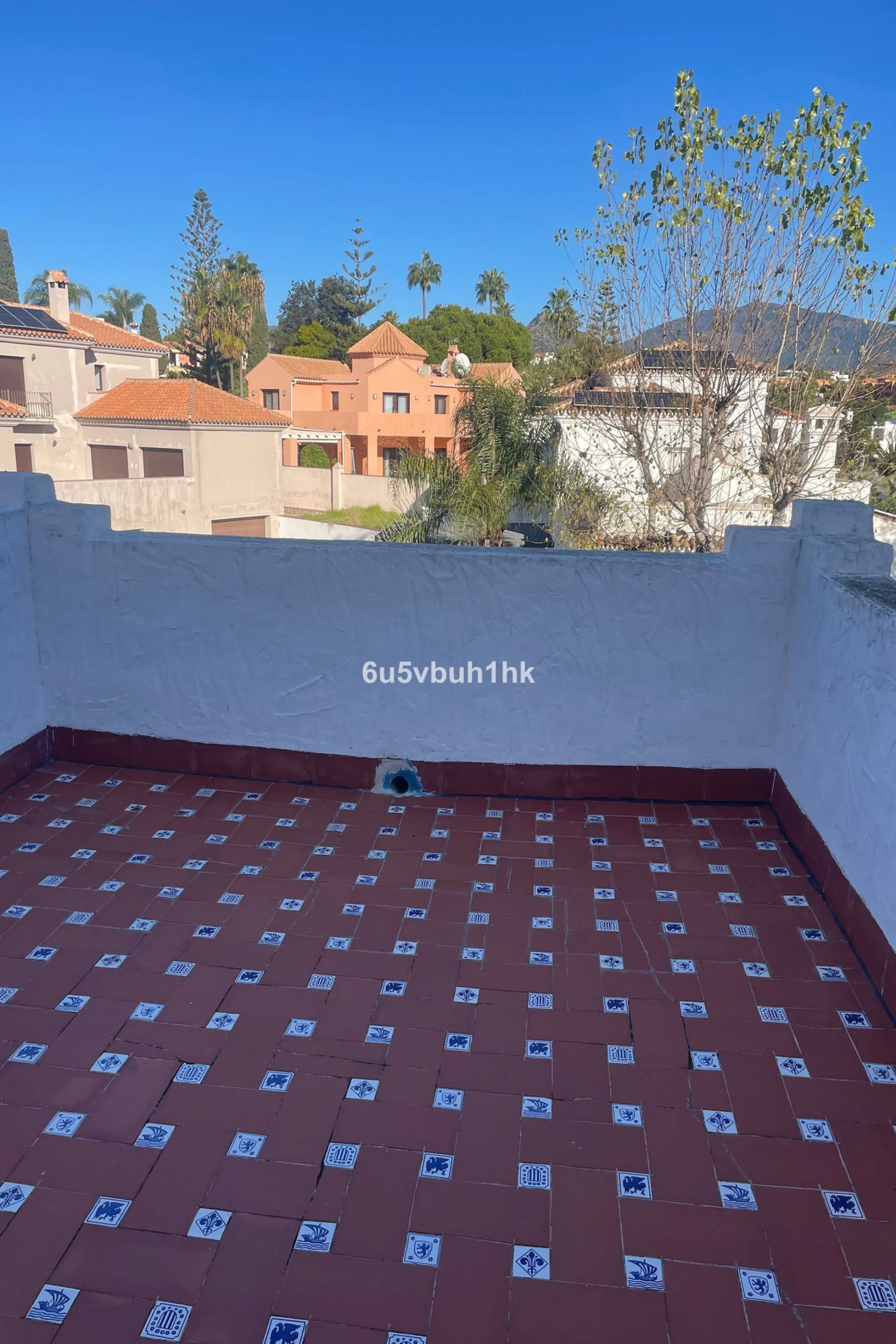 South facing townhouse on the New Golden Mile, between San Pedro de Alcantara and Estepona, located close schools, golf courses, restaurants, and the iconic Puerto Banus. Estepona and Marbella are also easily accessible. In a residential area that is secu