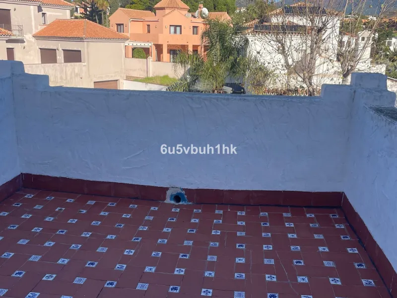 South facing townhouse on the New Golden Mile, between San Pedro de Alcantara and Estepona, located close schools, golf courses, restaurants, and the iconic Puerto Banus. Estepona and Marbella are also easily accessible. In a residential area that is secu