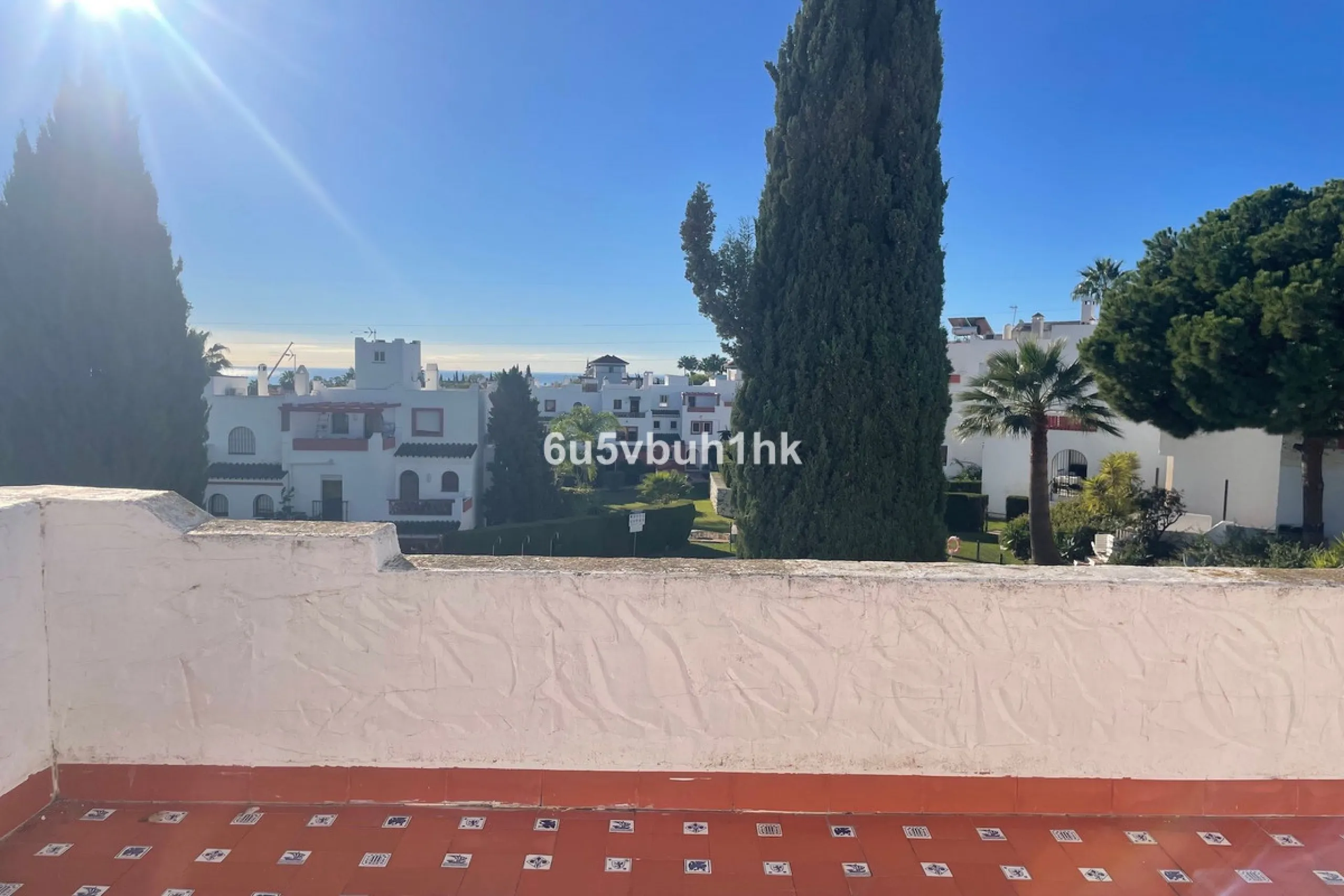 South facing townhouse on the New Golden Mile, between San Pedro de Alcantara and Estepona, located close schools, golf courses, restaurants, and the iconic Puerto Banus. Estepona and Marbella are also easily accessible. In a residential area that is secu