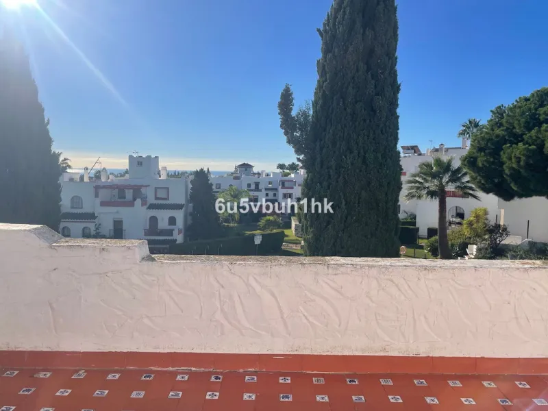 South facing townhouse on the New Golden Mile, between San Pedro de Alcantara and Estepona, located close schools, golf courses, restaurants, and the iconic Puerto Banus. Estepona and Marbella are also easily accessible. In a residential area that is secu