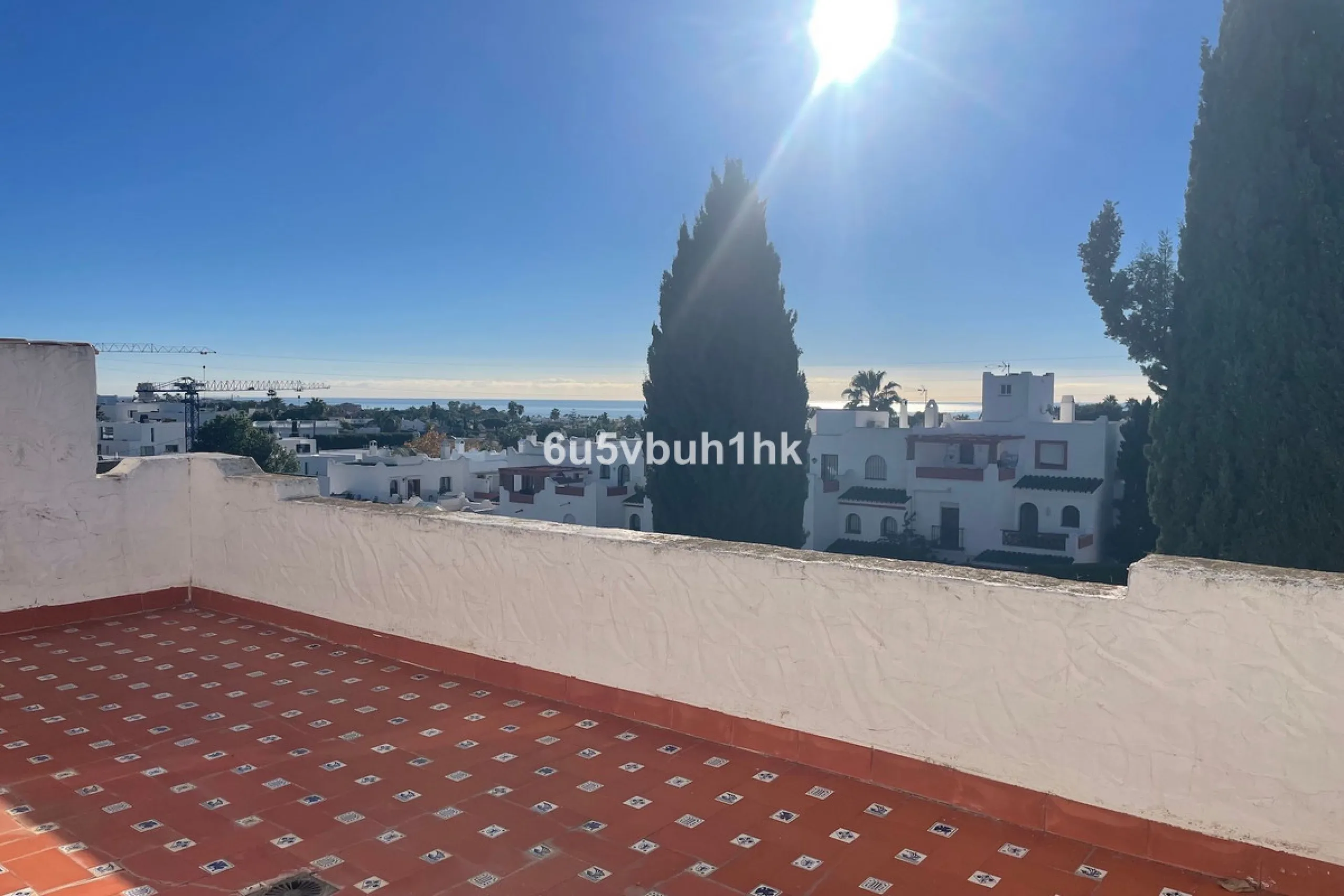 South facing townhouse on the New Golden Mile, between San Pedro de Alcantara and Estepona, located close schools, golf courses, restaurants, and the iconic Puerto Banus. Estepona and Marbella are also easily accessible. In a residential area that is secu