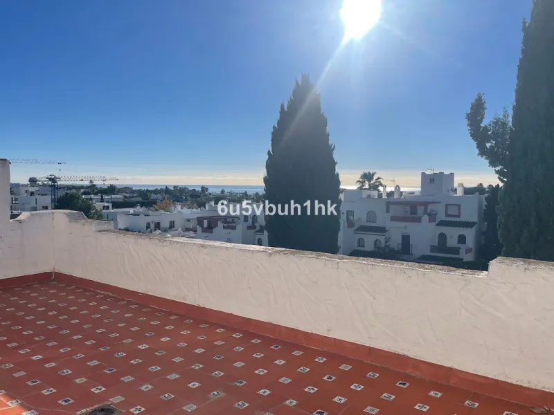 South facing townhouse on the New Golden Mile, between San Pedro de Alcantara and Estepona, located close schools, golf courses, restaurants, and the iconic Puerto Banus. Estepona and Marbella are also easily accessible. In a residential area that is secu