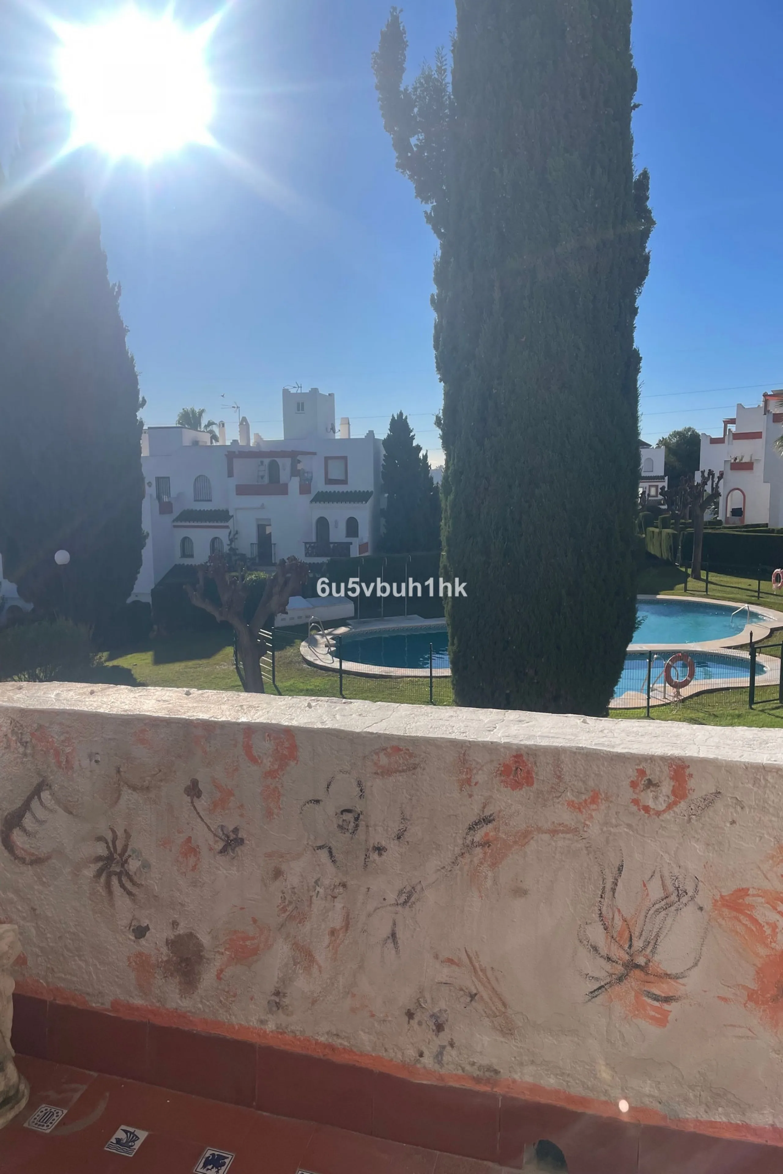 South facing townhouse on the New Golden Mile, between San Pedro de Alcantara and Estepona, located close schools, golf courses, restaurants, and the iconic Puerto Banus. Estepona and Marbella are also easily accessible. In a residential area that is secu