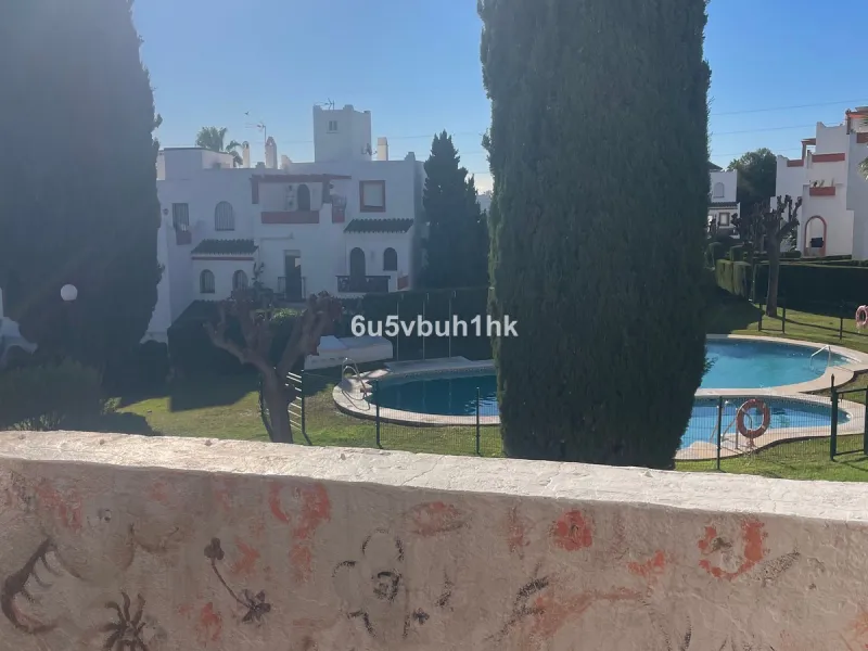 South facing townhouse on the New Golden Mile, between San Pedro de Alcantara and Estepona, located close schools, golf courses, restaurants, and the iconic Puerto Banus. Estepona and Marbella are also easily accessible. In a residential area that is secu