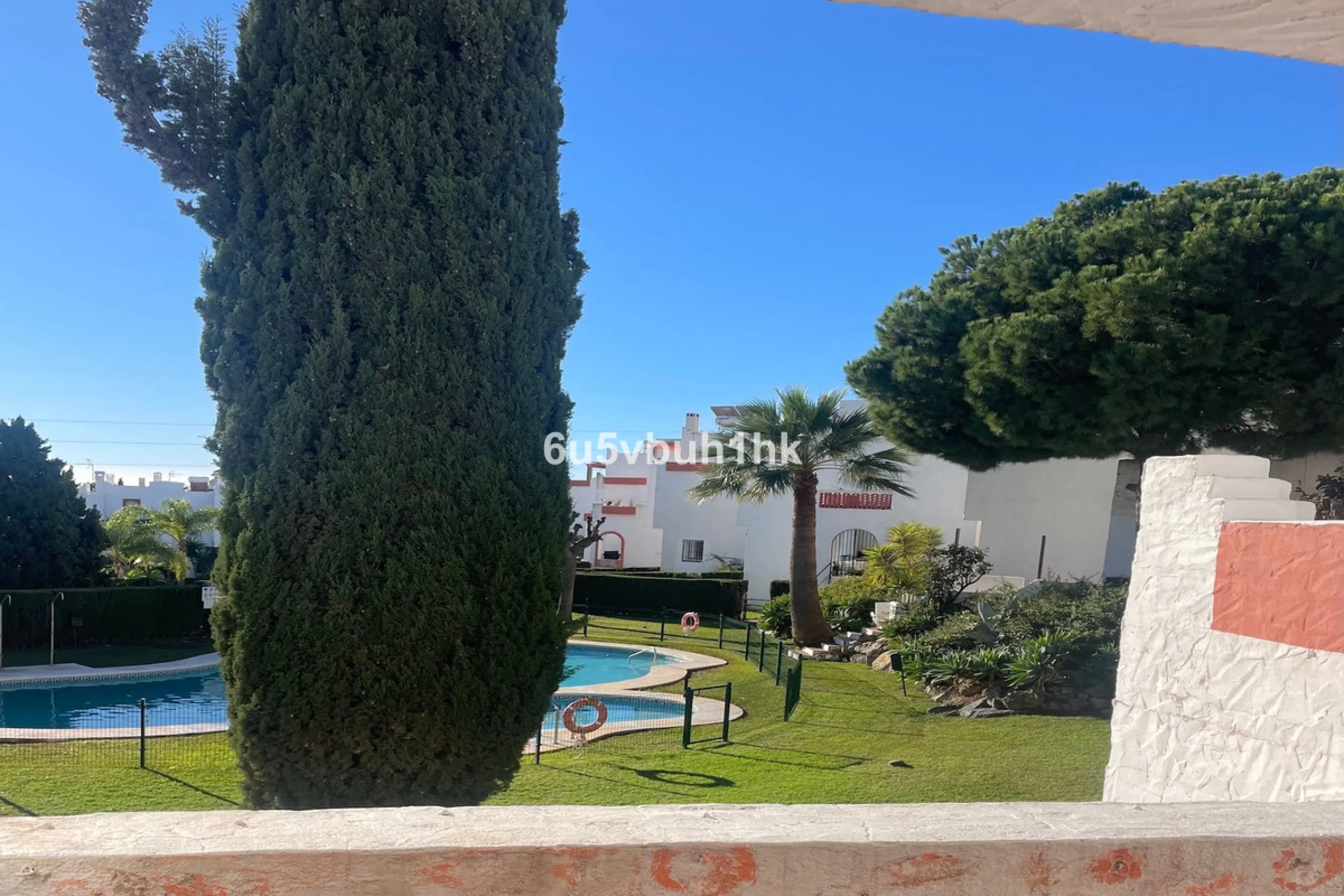 South facing townhouse on the New Golden Mile, between San Pedro de Alcantara and Estepona, located close schools, golf courses, restaurants, and the iconic Puerto Banus. Estepona and Marbella are also easily accessible. In a residential area that is secu