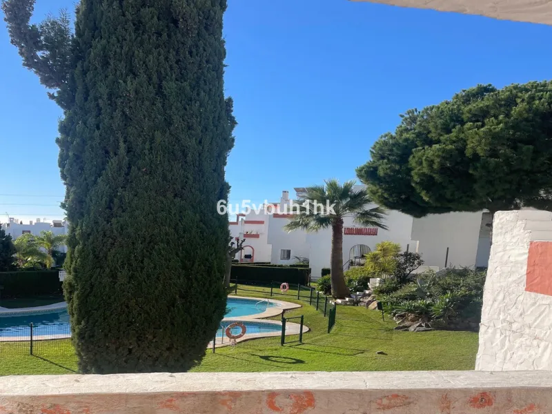 South facing townhouse on the New Golden Mile, between San Pedro de Alcantara and Estepona, located close schools, golf courses, restaurants, and the iconic Puerto Banus. Estepona and Marbella are also easily accessible. In a residential area that is secu