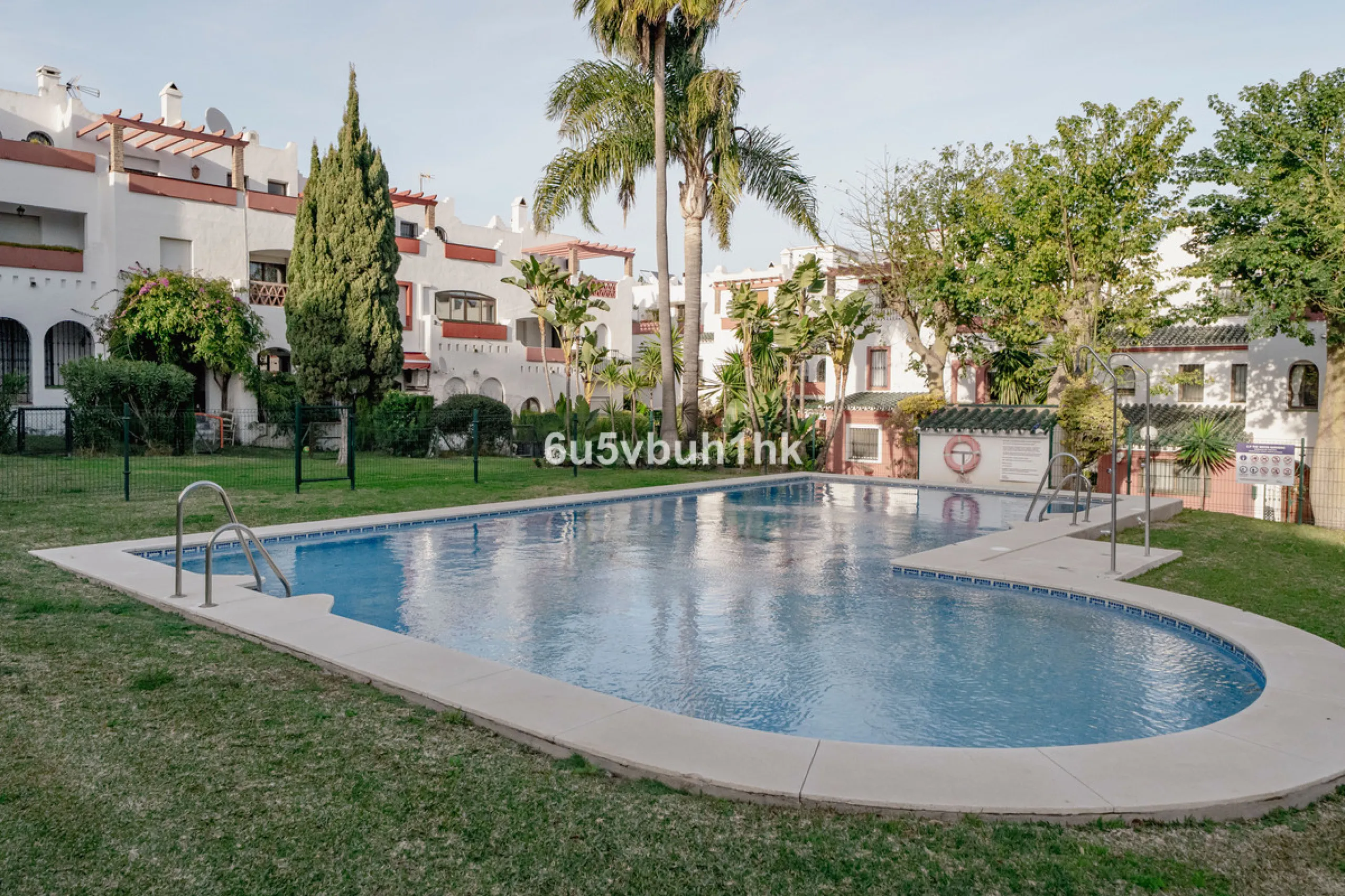 South facing townhouse on the New Golden Mile, between San Pedro de Alcantara and Estepona, located close schools, golf courses, restaurants, and the iconic Puerto Banus. Estepona and Marbella are also easily accessible. In a residential area that is secu