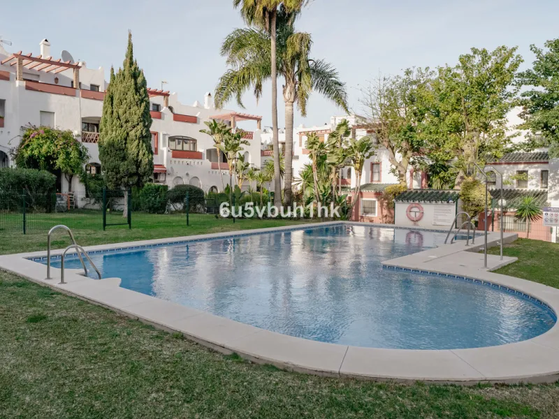 South facing townhouse on the New Golden Mile, between San Pedro de Alcantara and Estepona, located close schools, golf courses, restaurants, and the iconic Puerto Banus. Estepona and Marbella are also easily accessible. In a residential area that is secu
