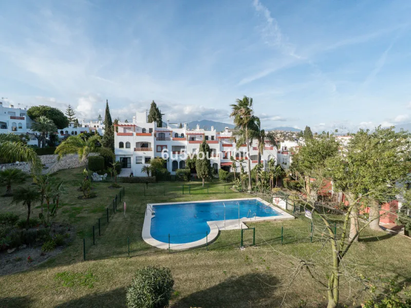 South facing townhouse on the New Golden Mile, between San Pedro de Alcantara and Estepona, located close schools, golf courses, restaurants, and the iconic Puerto Banus. Estepona and Marbella are also easily accessible. In a residential area that is secu