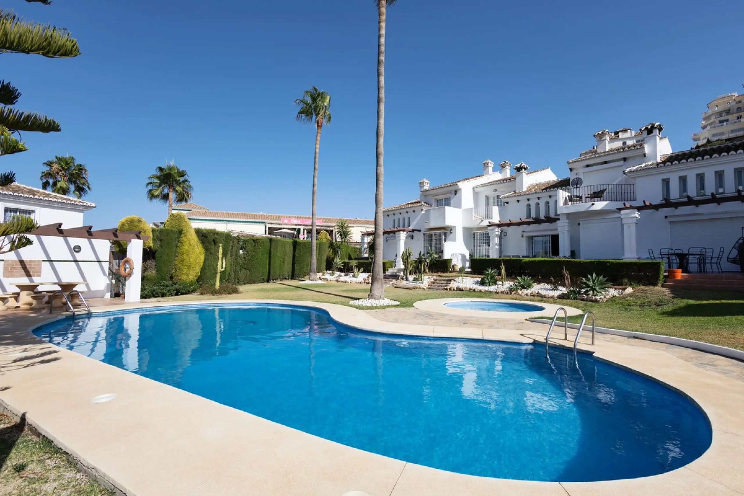 House - Townhouse в продаже в Mijas, Málaga. В доме 4 спален и 5 ванных комнат. Площадь дома 260 м²
