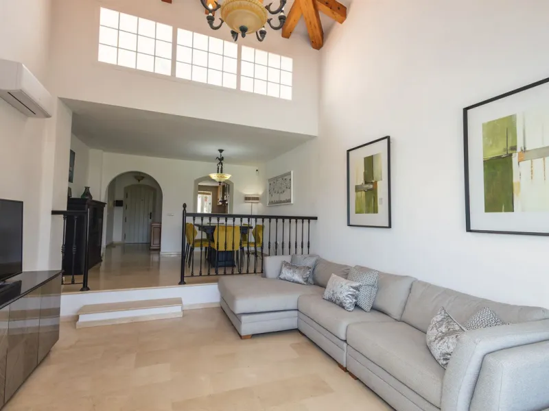 House - Townhouse в продаже в Mijas, Málaga. В доме 4 спален и 5 ванных комнат. Площадь дома 260 м²