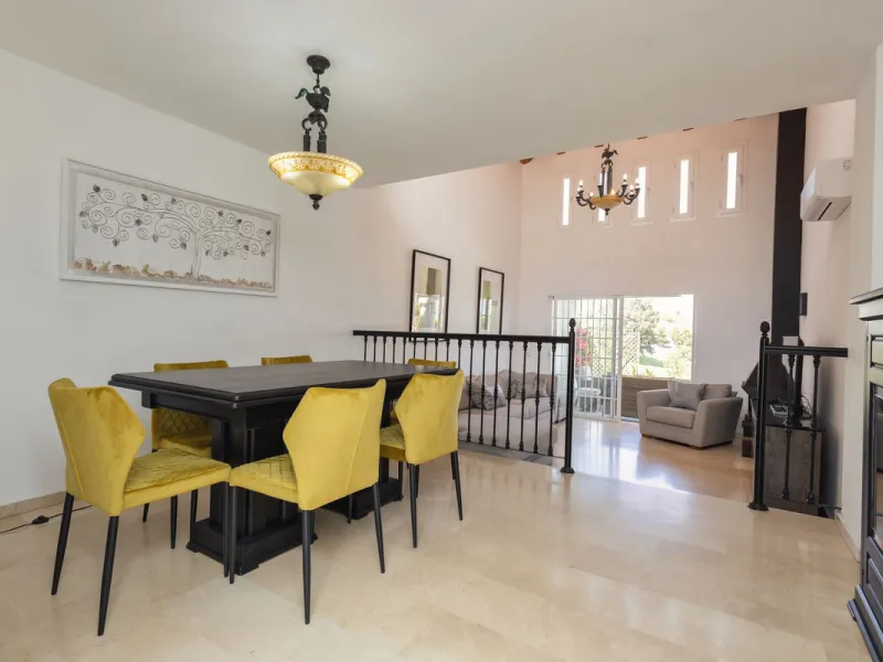 House - Townhouse в продаже в Mijas, Málaga. В доме 4 спален и 5 ванных комнат. Площадь дома 260 м²