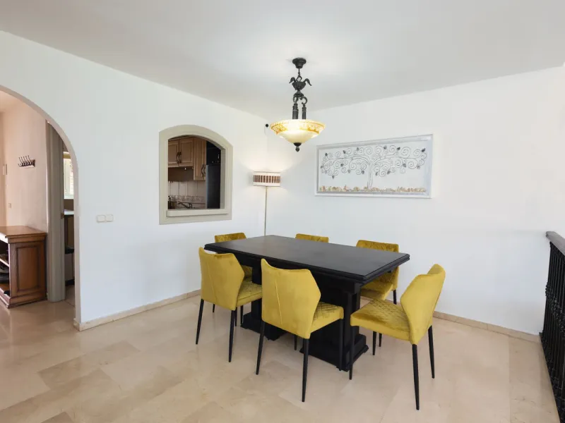 House - Townhouse в продаже в Mijas, Málaga. В доме 4 спален и 5 ванных комнат. Площадь дома 260 м²
