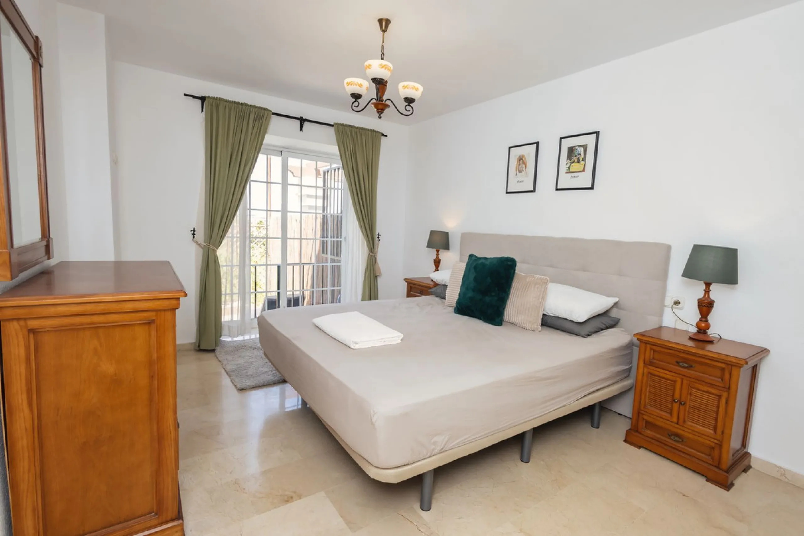 House - Townhouse в продаже в Mijas, Málaga. В доме 4 спален и 5 ванных комнат. Площадь дома 260 м²