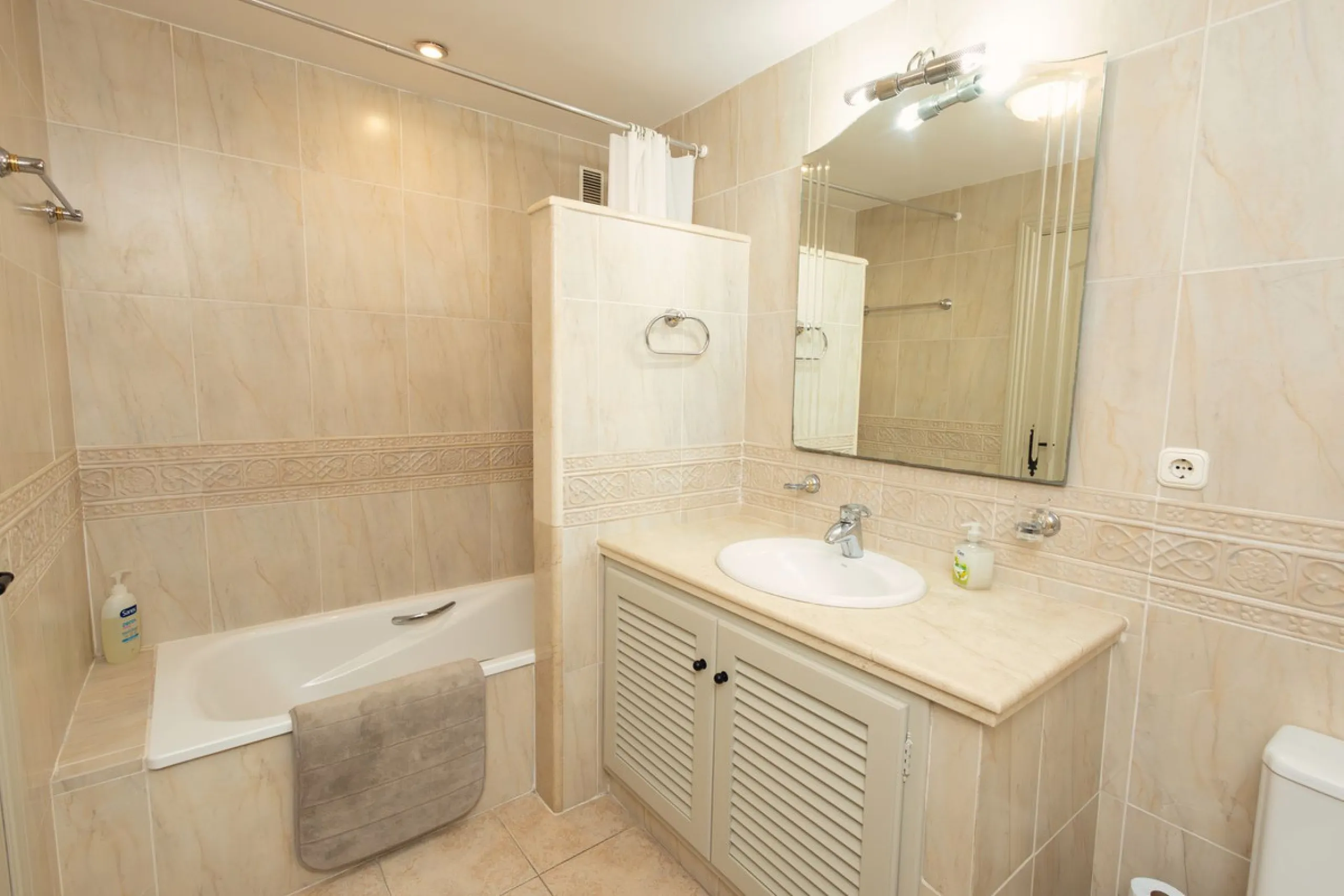 House - Townhouse в продаже в Mijas, Málaga. В доме 4 спален и 5 ванных комнат. Площадь дома 260 м²