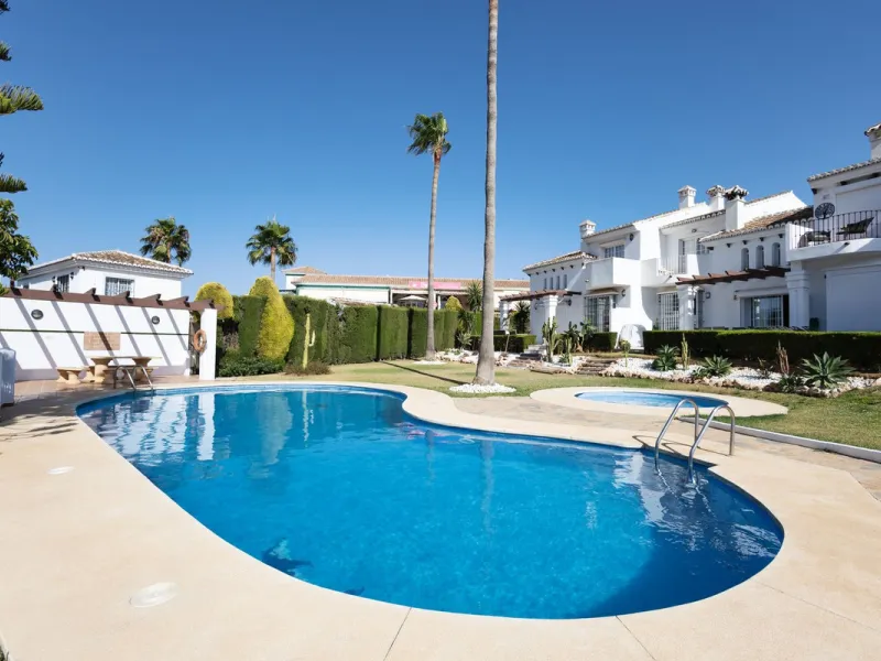 House - Townhouse в продаже в Mijas, Málaga. В доме 4 спален и 5 ванных комнат. Площадь дома 260 м²