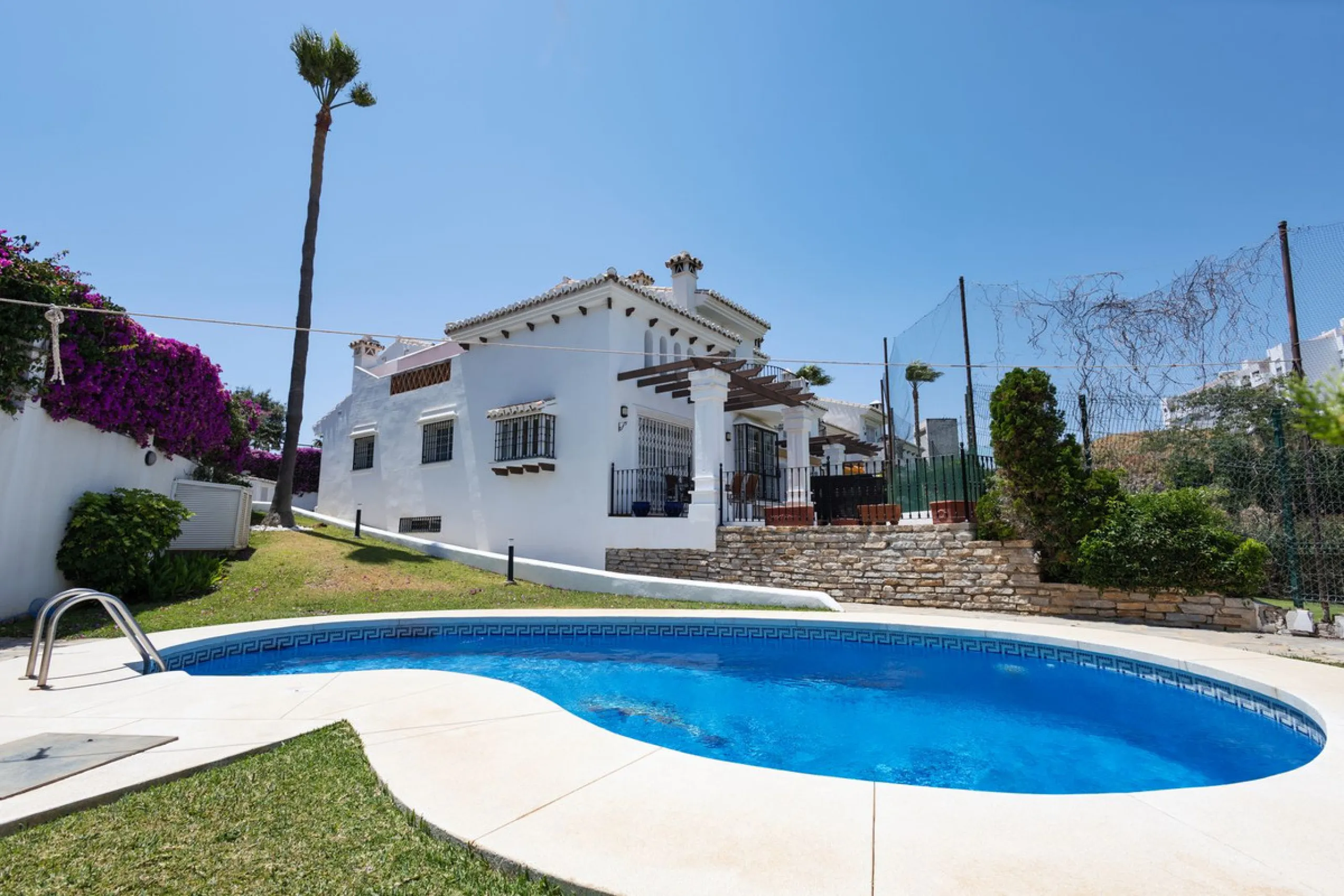 House - Townhouse в продаже в Mijas, Málaga. В доме 4 спален и 5 ванных комнат. Площадь дома 260 м²