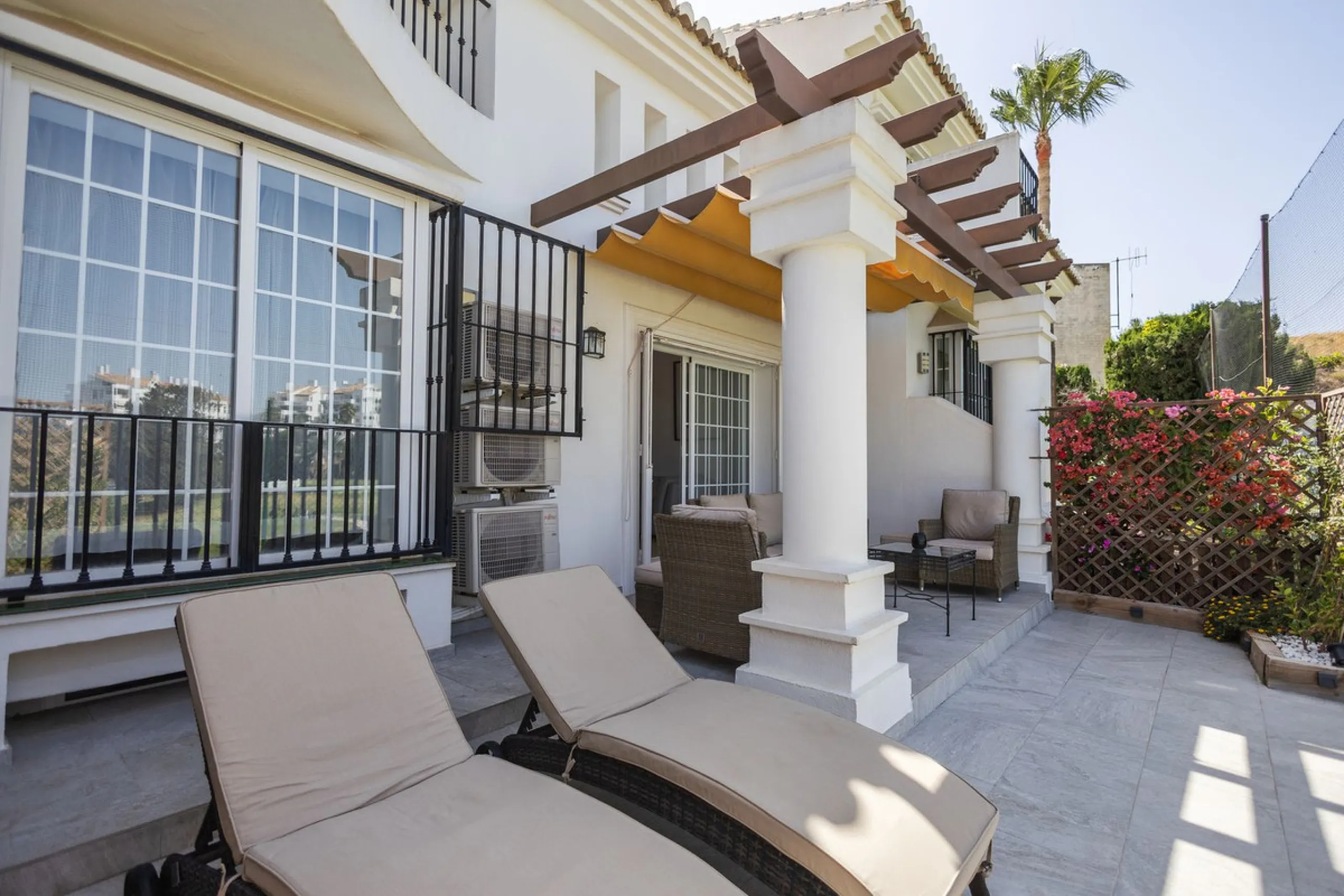 House - Townhouse в продаже в Mijas, Málaga. В доме 4 спален и 5 ванных комнат. Площадь дома 260 м²