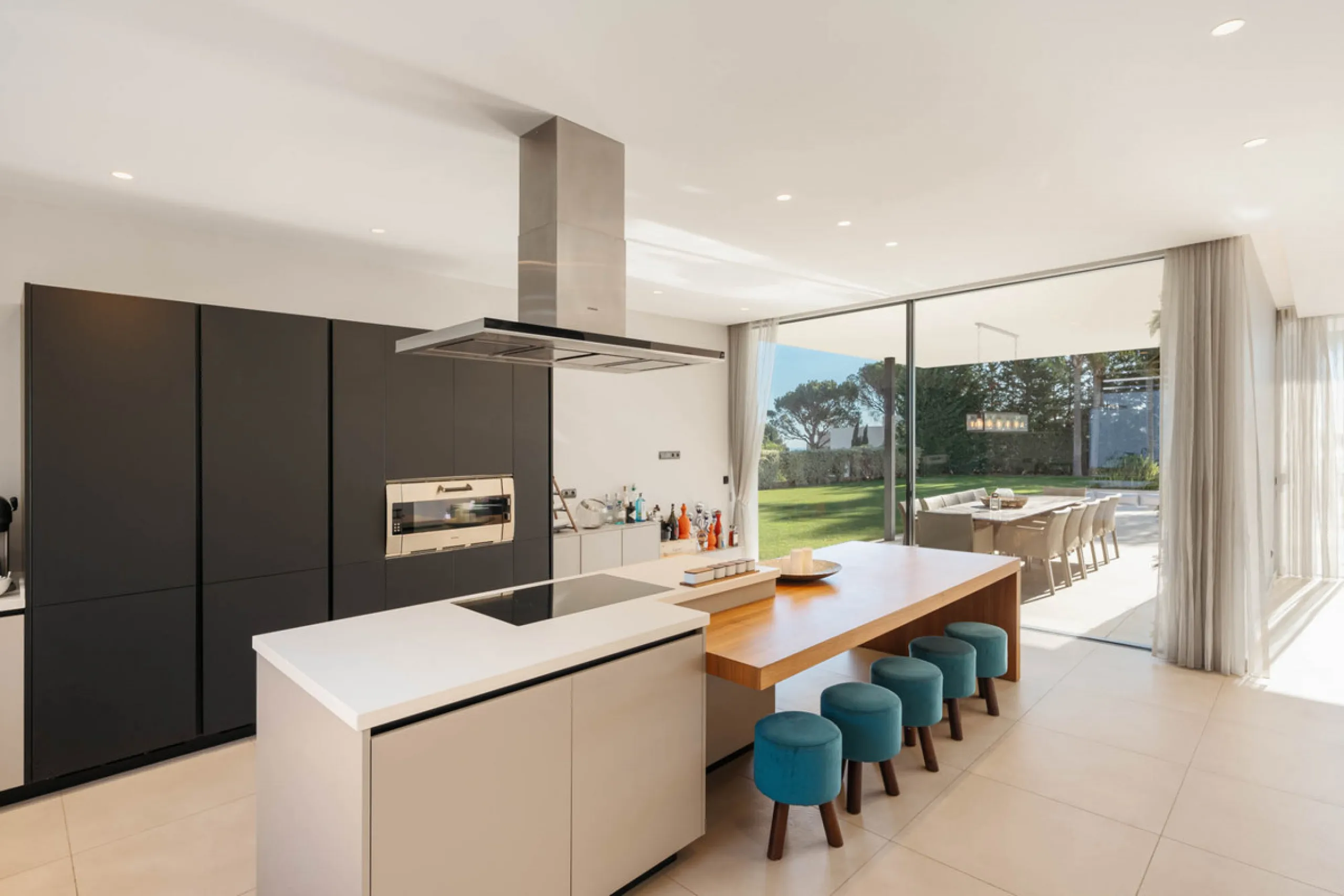 Designed by a distinguished architect, this villa is spread over two levels with an impressive built area. It features five luxurious bedrooms, each with its ensuite bathroom, an additional guest toilet, and a guest apartment that matches the main villa's