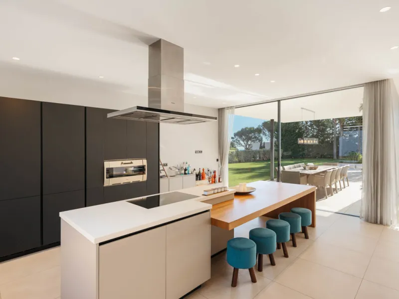 Designed by a distinguished architect, this villa is spread over two levels with an impressive built area. It features five luxurious bedrooms, each with its ensuite bathroom, an additional guest toilet, and a guest apartment that matches the main villa's