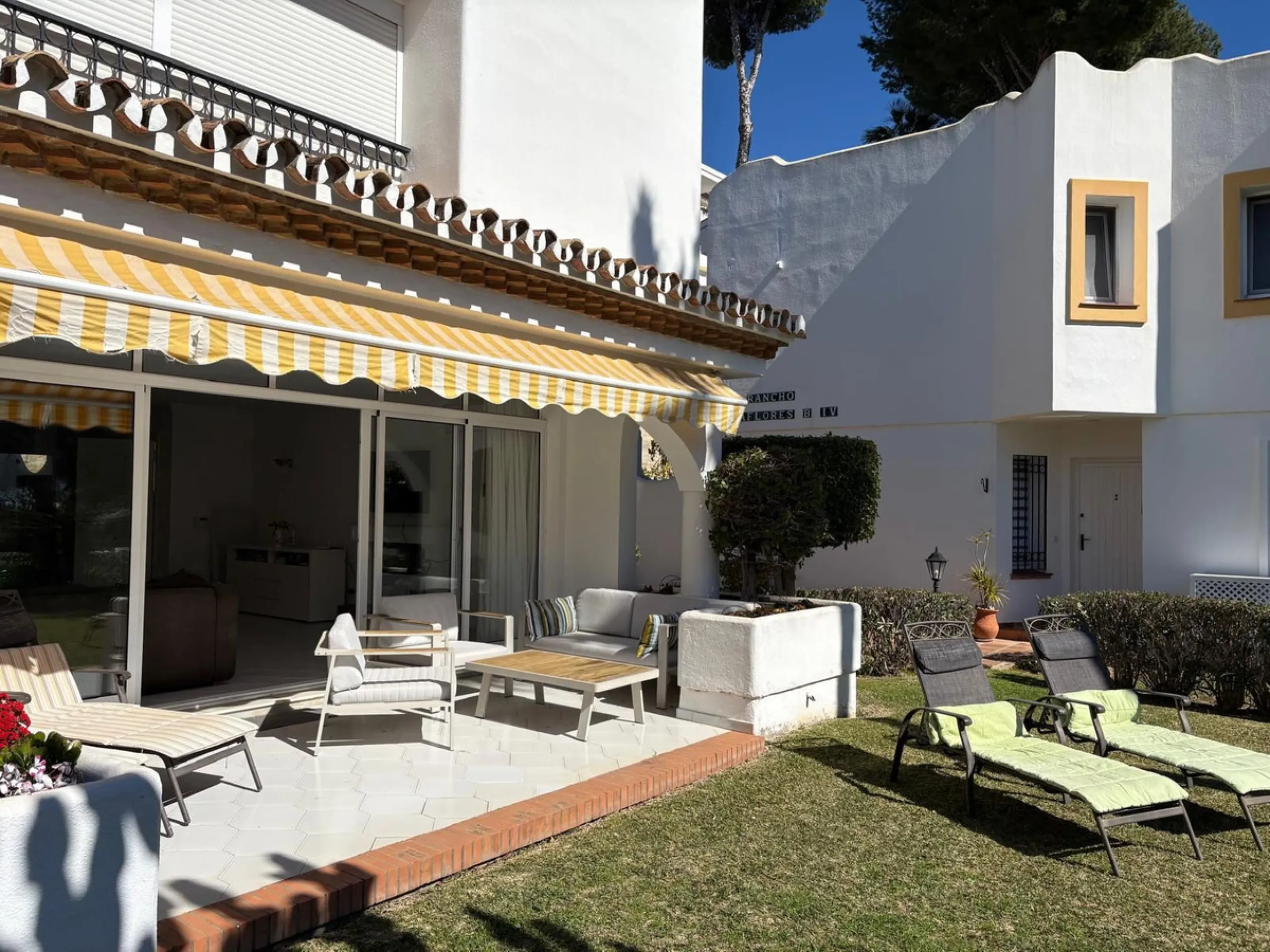 House - Semi-Detached House в продаже в Mijas, Málaga. В доме 3 спален и 3 ванных комнат. Площадь дома 148 м². Площадь участка 215 м²