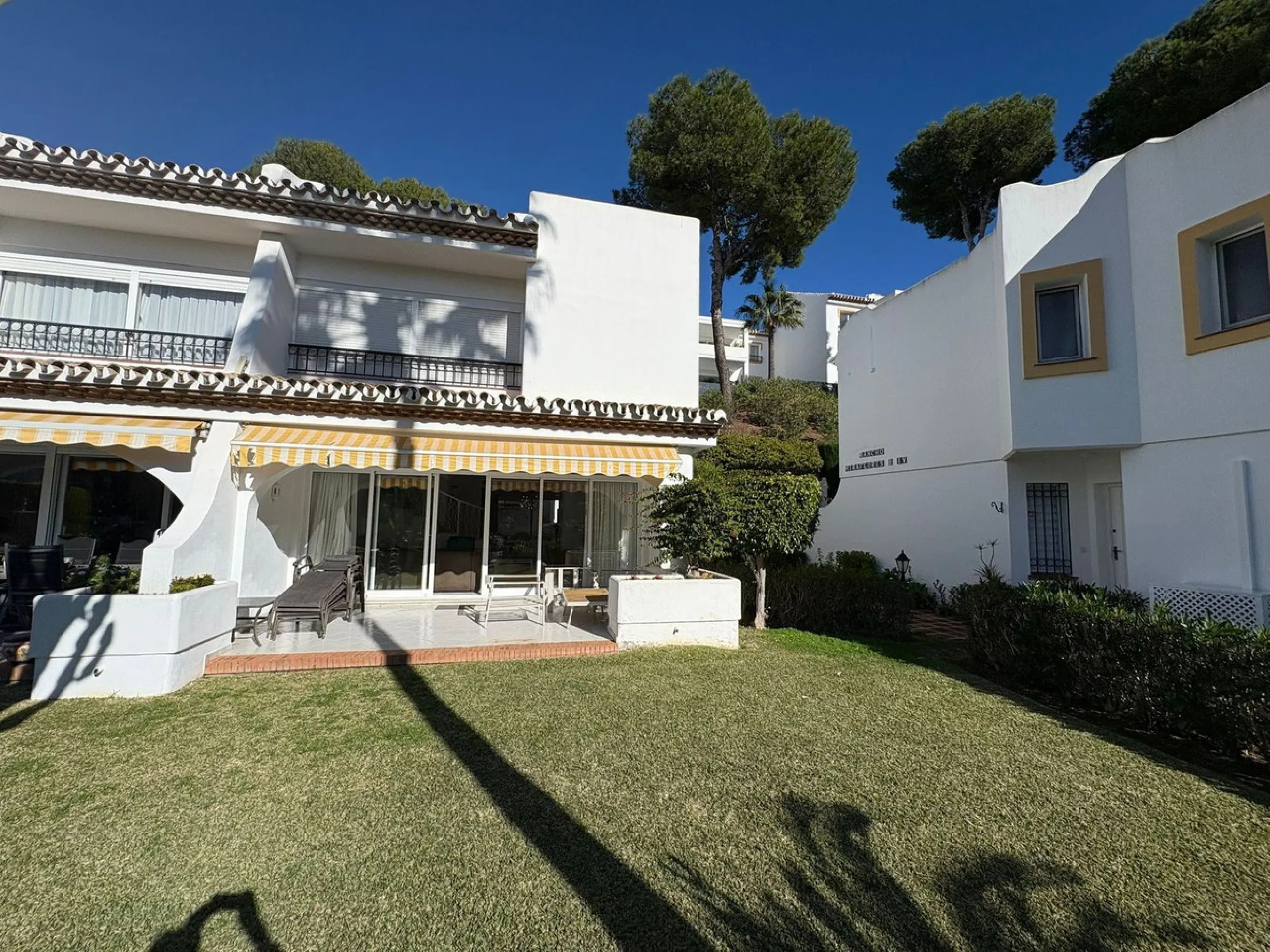 House - Semi-Detached House в продаже в Mijas, Málaga. В доме 3 спален и 3 ванных комнат. Площадь дома 148 м². Площадь участка 215 м²
