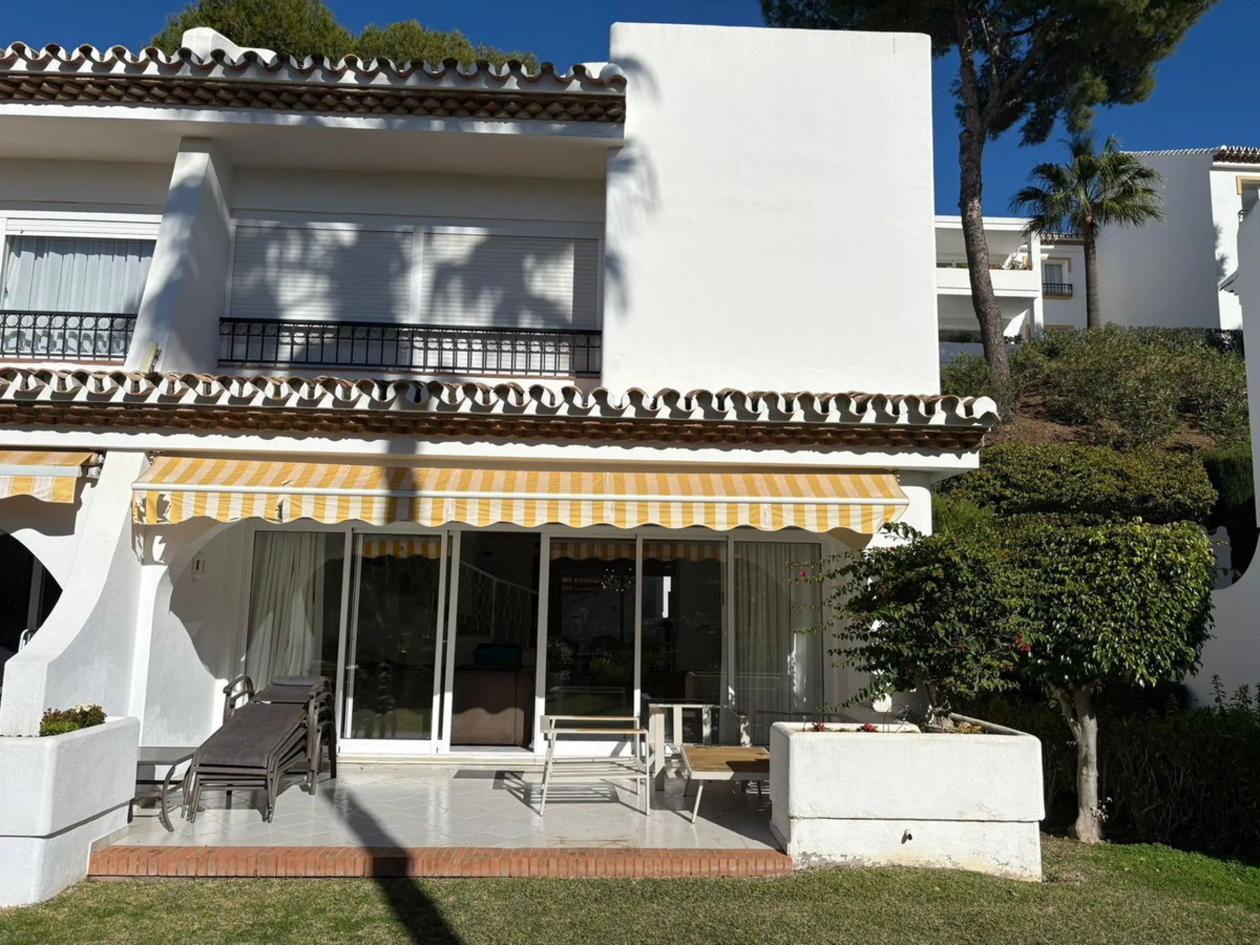 House - Semi-Detached House в продаже в Mijas, Málaga. В доме 3 спален и 3 ванных комнат. Площадь дома 148 м². Площадь участка 215 м²