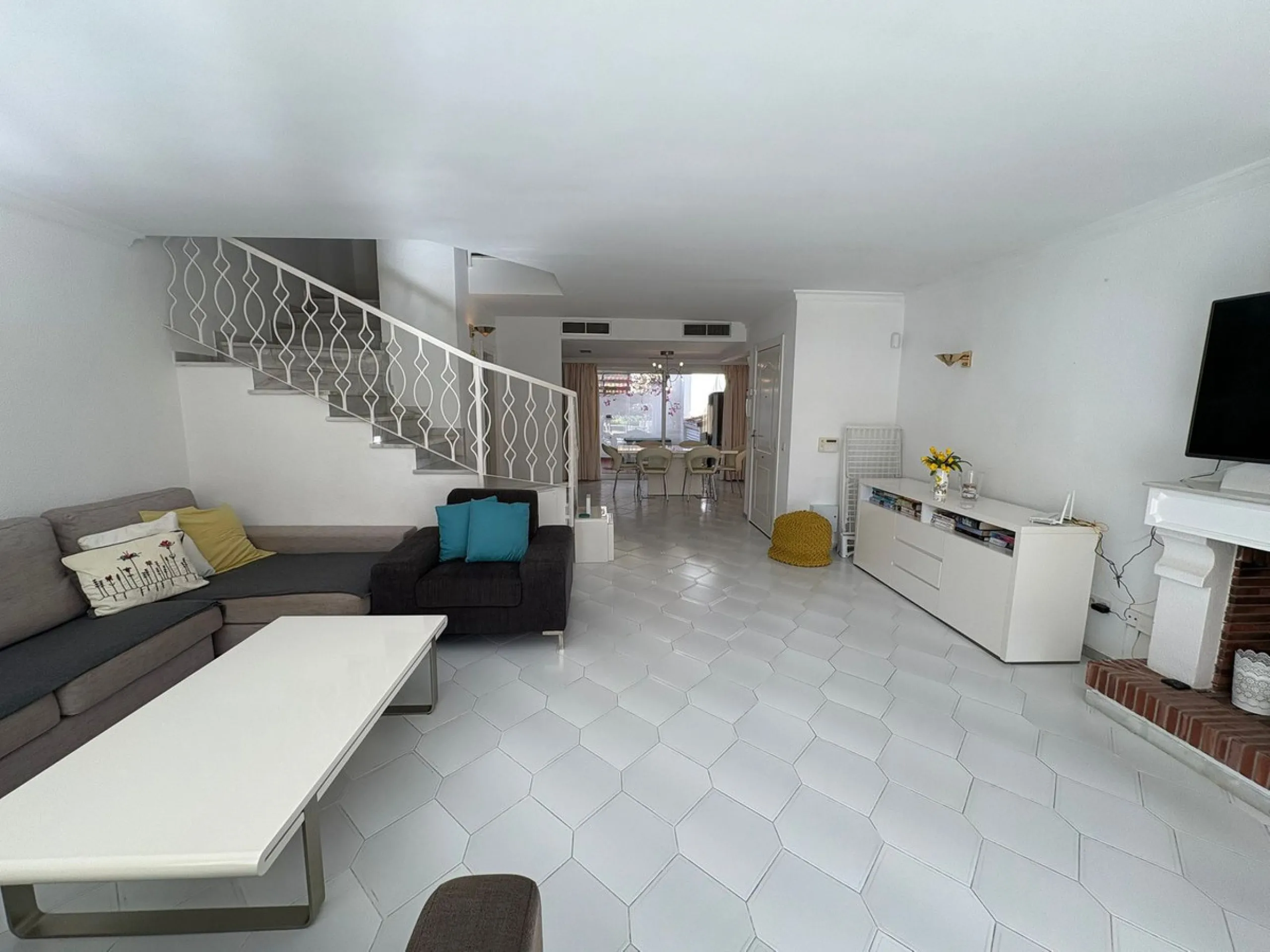 House - Semi-Detached House в продаже в Mijas, Málaga. В доме 3 спален и 3 ванных комнат. Площадь дома 148 м². Площадь участка 215 м²