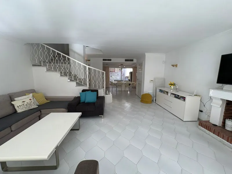 House - Semi-Detached House в продаже в Mijas, Málaga. В доме 3 спален и 3 ванных комнат. Площадь дома 148 м². Площадь участка 215 м²