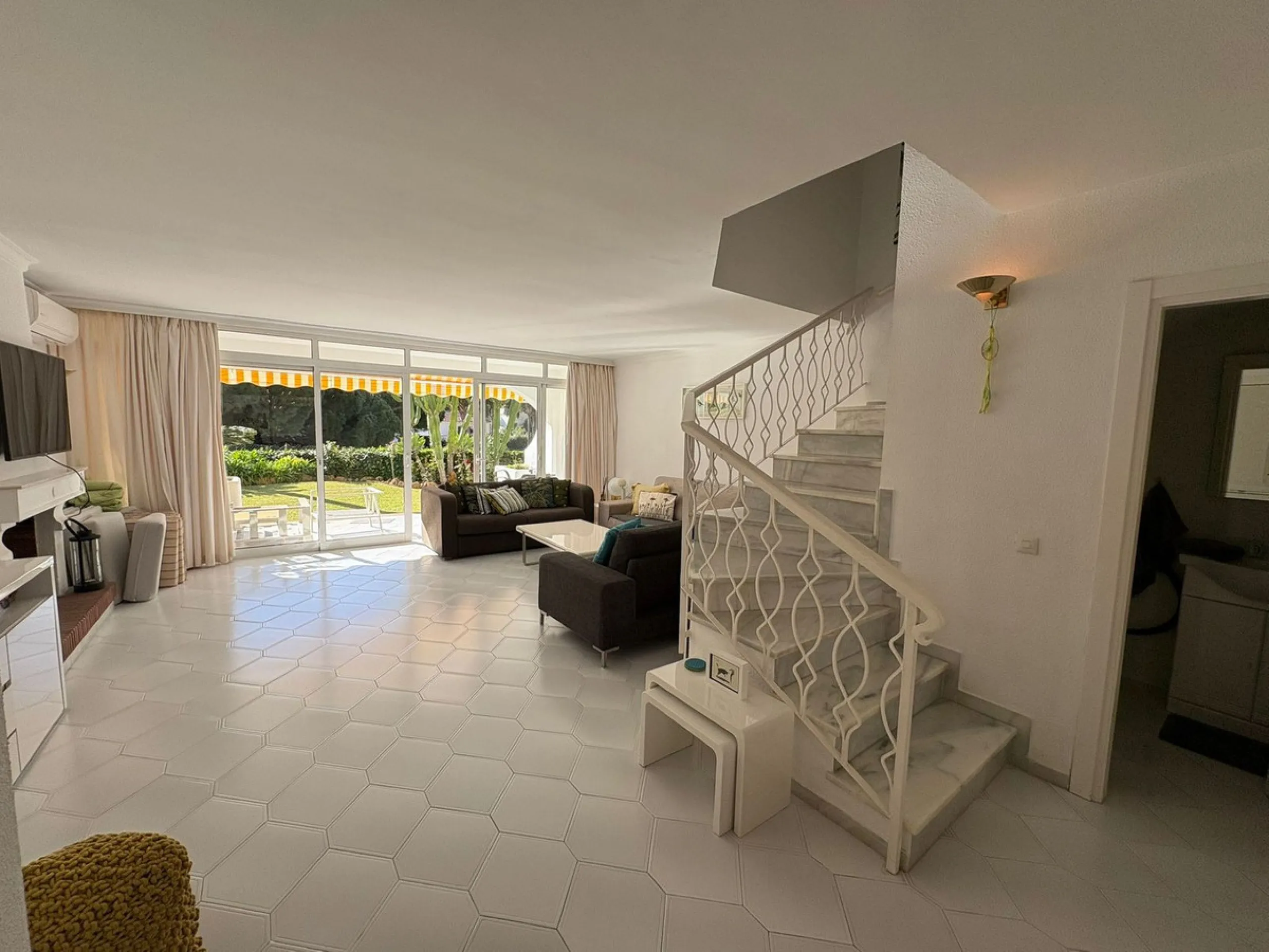 House - Semi-Detached House в продаже в Mijas, Málaga. В доме 3 спален и 3 ванных комнат. Площадь дома 148 м². Площадь участка 215 м²
