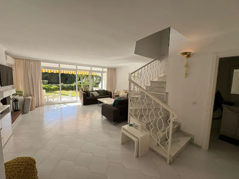 House - Semi-Detached House в продаже в Mijas, Málaga. В доме 3 спален и 3 ванных комнат. Площадь дома 148 м². Площадь участка 215 м²