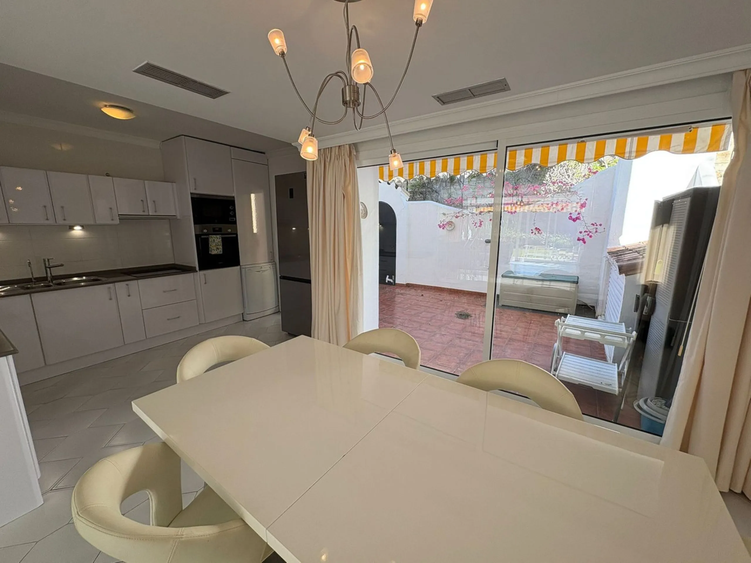 House - Semi-Detached House в продаже в Mijas, Málaga. В доме 3 спален и 3 ванных комнат. Площадь дома 148 м². Площадь участка 215 м²