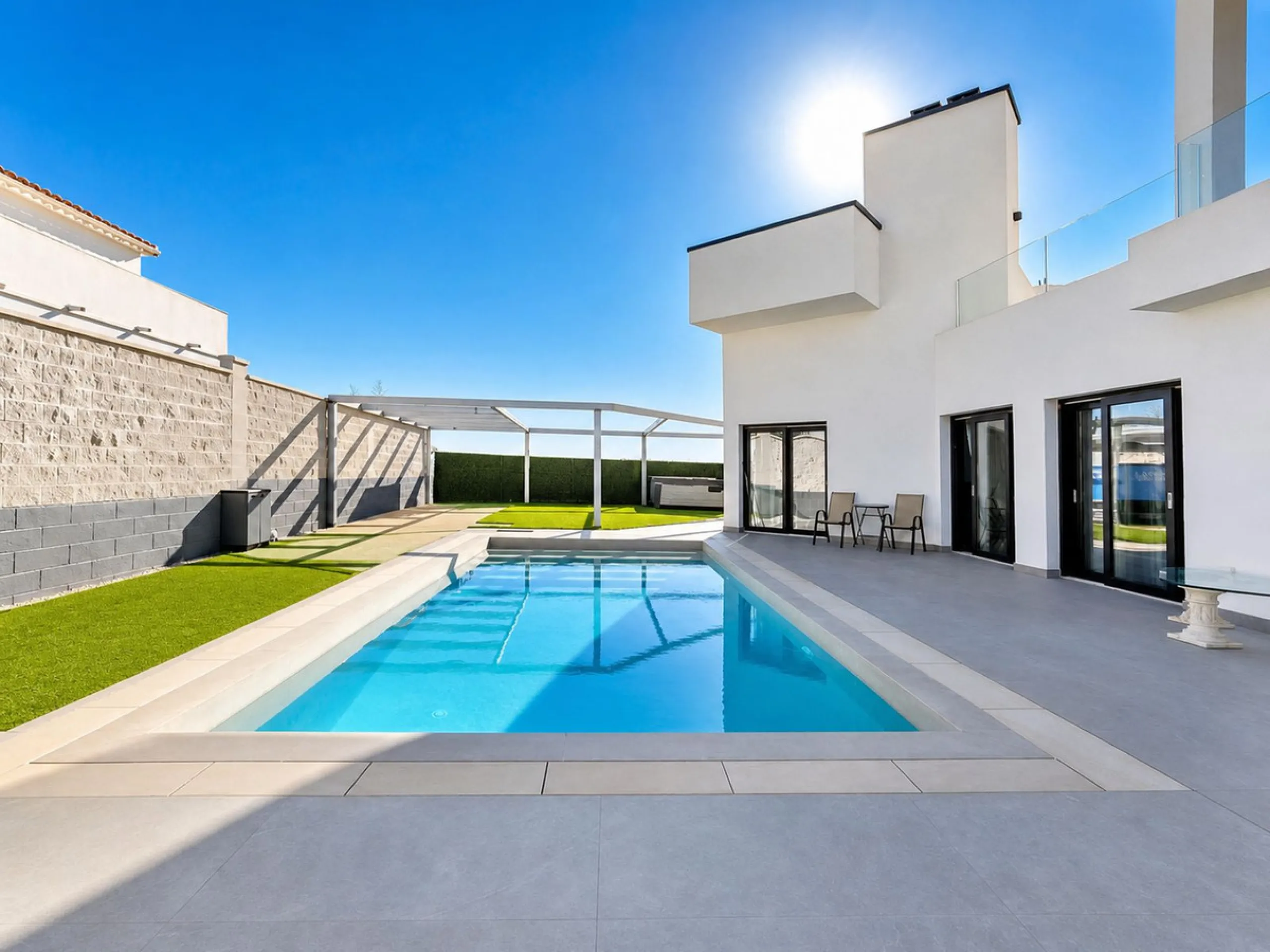 This exquisite villa in Buenas Noches is a true gem, offering a perfect blend of elegance, comfort, and breathtaking views. Situated on a generous plot of 600 square meters, with 260 square meters of built space and a sprawling terrace spanning 100 square