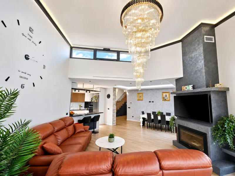 This exquisite villa in Buenas Noches is a true gem, offering a perfect blend of elegance, comfort, and breathtaking views. Situated on a generous plot of 600 square meters, with 260 square meters of built space and a sprawling terrace spanning 100 square