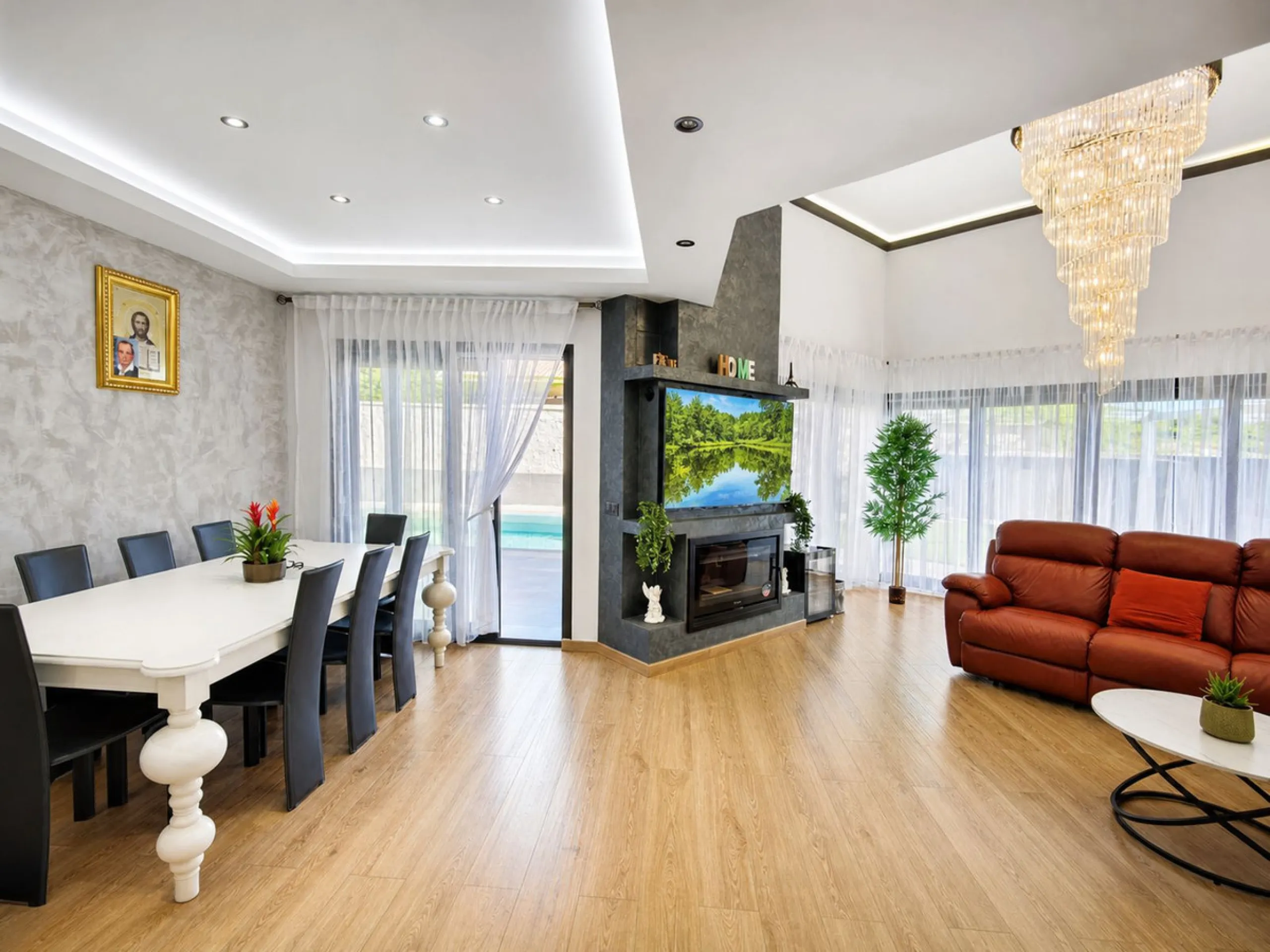This exquisite villa in Buenas Noches is a true gem, offering a perfect blend of elegance, comfort, and breathtaking views. Situated on a generous plot of 600 square meters, with 260 square meters of built space and a sprawling terrace spanning 100 square