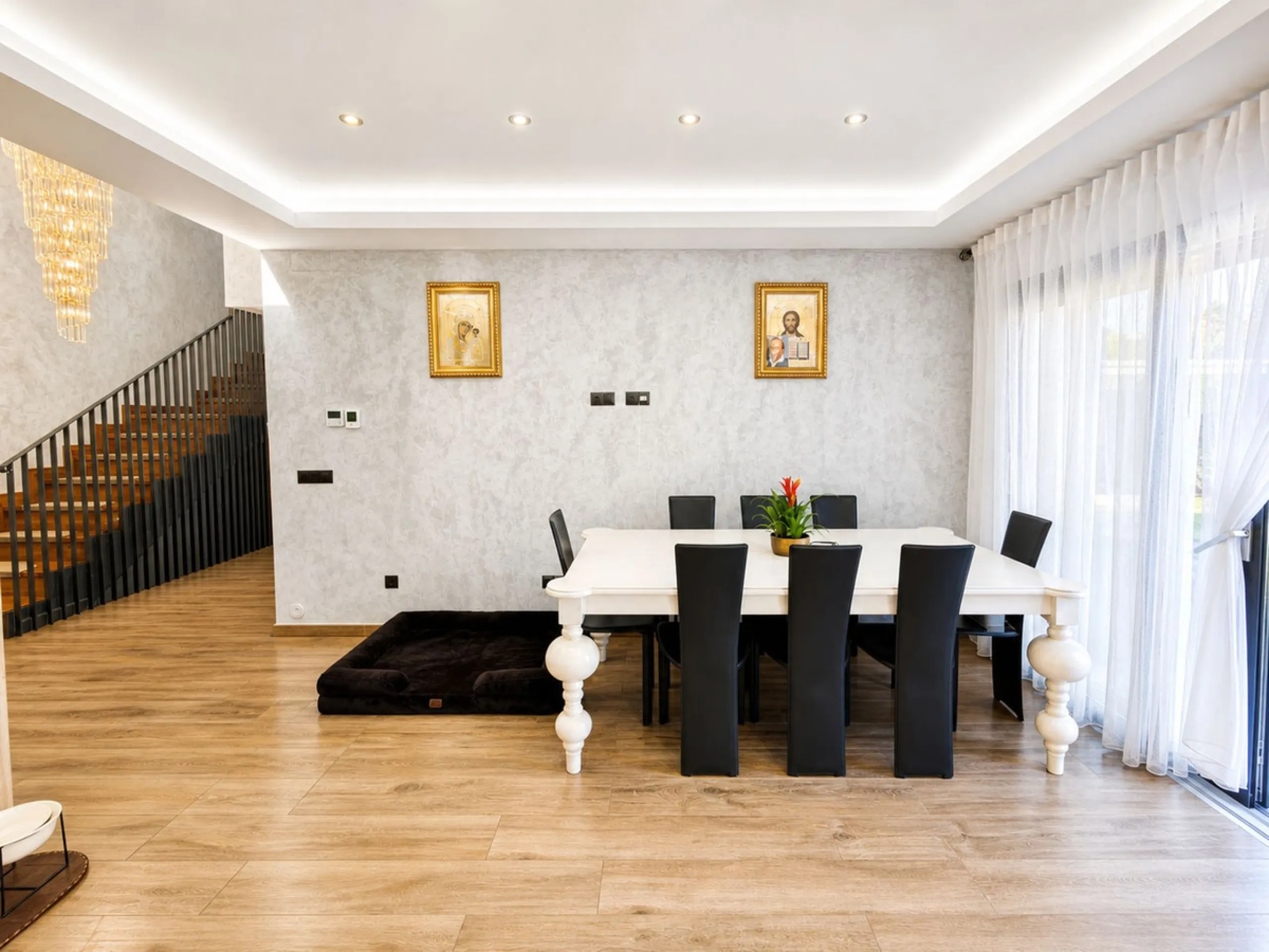 This exquisite villa in Buenas Noches is a true gem, offering a perfect blend of elegance, comfort, and breathtaking views. Situated on a generous plot of 600 square meters, with 260 square meters of built space and a sprawling terrace spanning 100 square