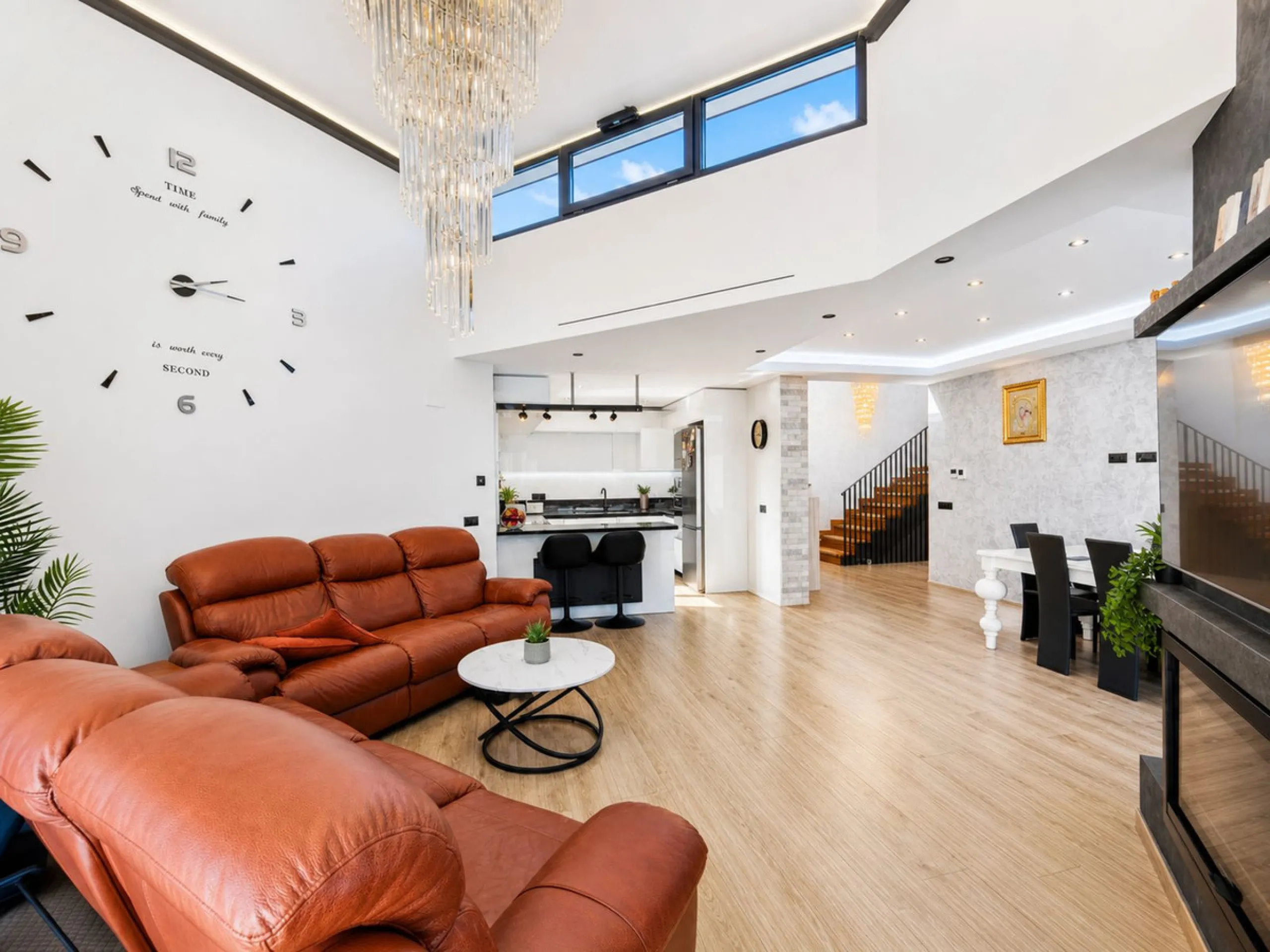 This exquisite villa in Buenas Noches is a true gem, offering a perfect blend of elegance, comfort, and breathtaking views. Situated on a generous plot of 600 square meters, with 260 square meters of built space and a sprawling terrace spanning 100 square