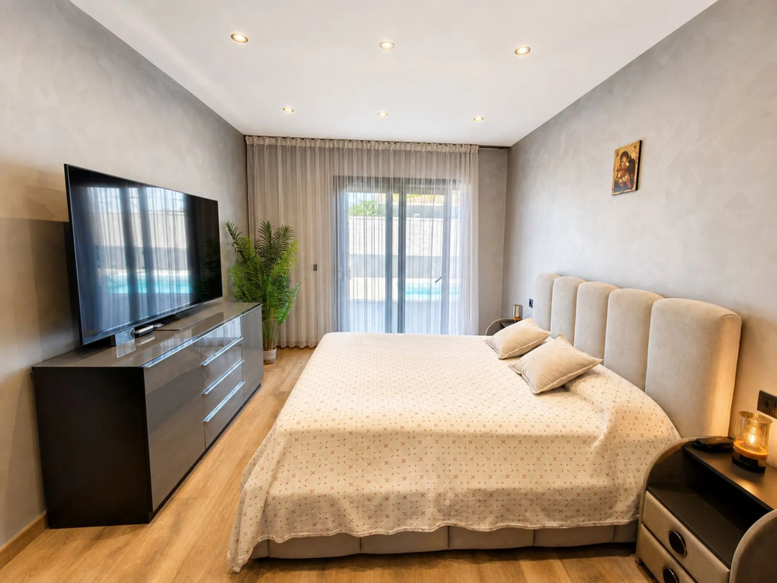 This exquisite villa in Buenas Noches is a true gem, offering a perfect blend of elegance, comfort, and breathtaking views. Situated on a generous plot of 600 square meters, with 260 square meters of built space and a sprawling terrace spanning 100 square