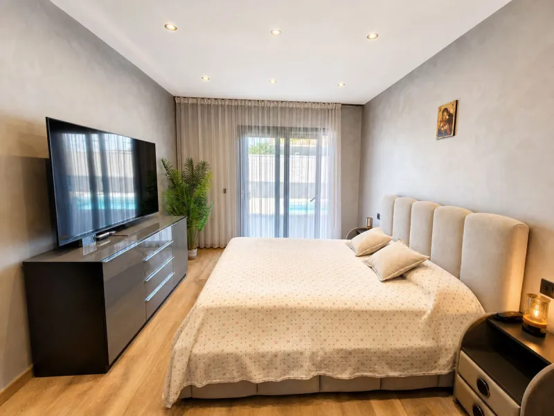 This exquisite villa in Buenas Noches is a true gem, offering a perfect blend of elegance, comfort, and breathtaking views. Situated on a generous plot of 600 square meters, with 260 square meters of built space and a sprawling terrace spanning 100 square