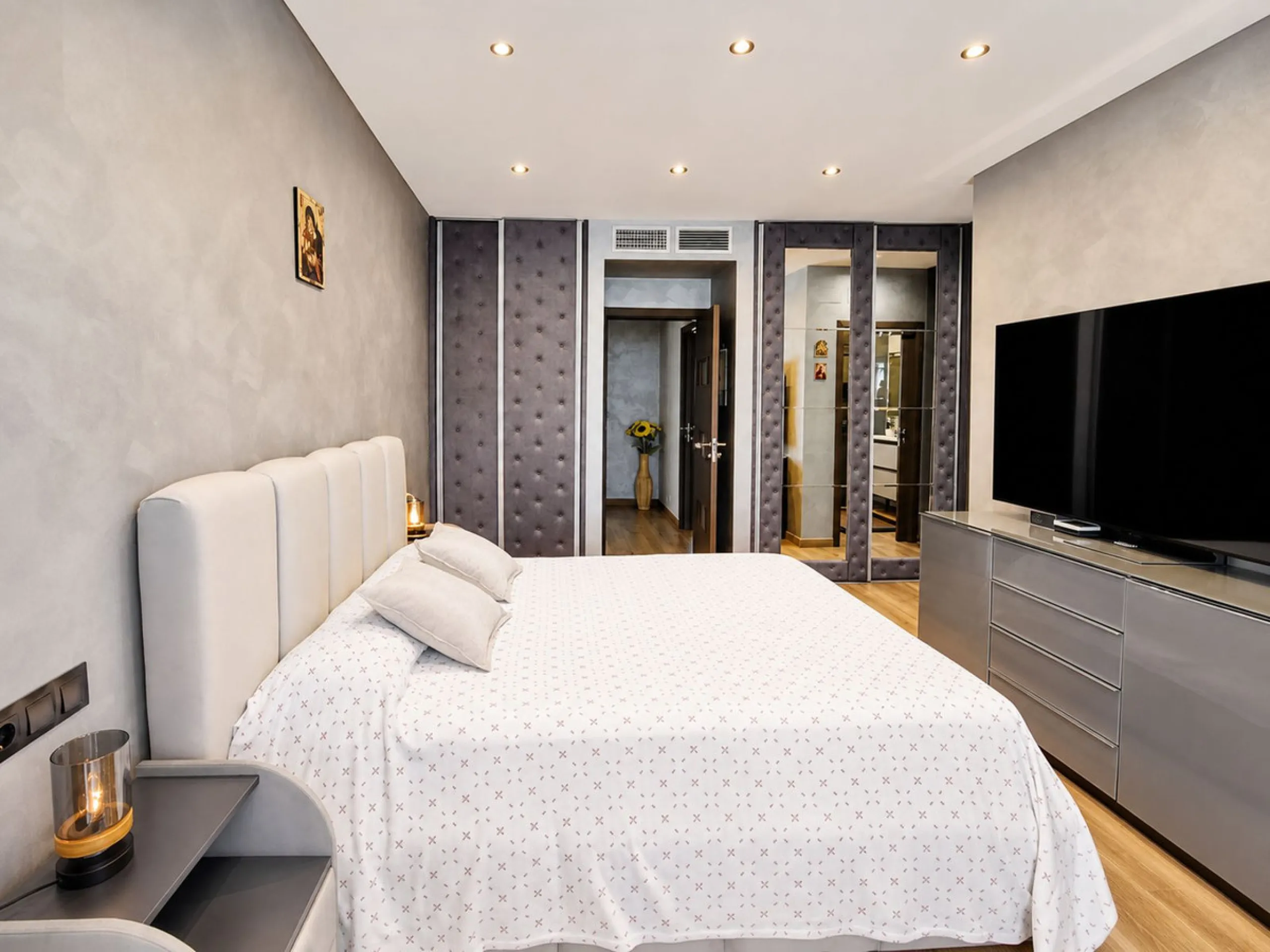 This exquisite villa in Buenas Noches is a true gem, offering a perfect blend of elegance, comfort, and breathtaking views. Situated on a generous plot of 600 square meters, with 260 square meters of built space and a sprawling terrace spanning 100 square