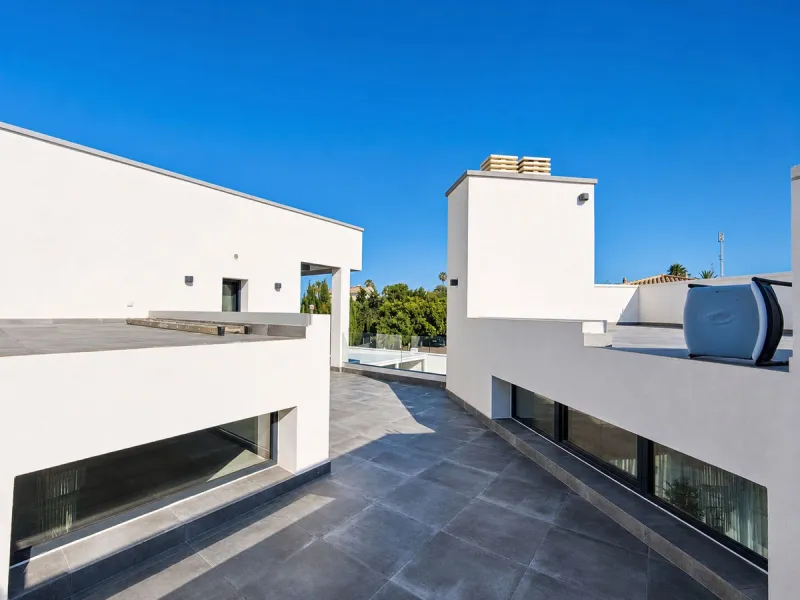 This exquisite villa in Buenas Noches is a true gem, offering a perfect blend of elegance, comfort, and breathtaking views. Situated on a generous plot of 600 square meters, with 260 square meters of built space and a sprawling terrace spanning 100 square