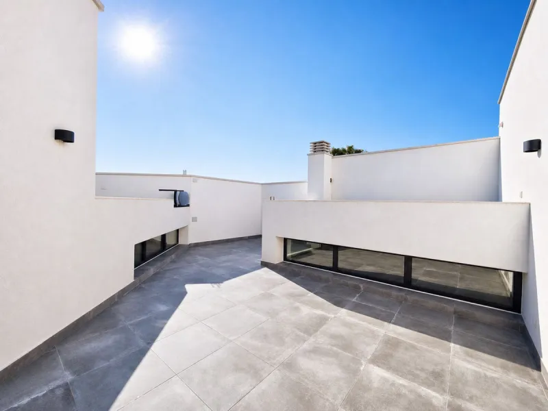 This exquisite villa in Buenas Noches is a true gem, offering a perfect blend of elegance, comfort, and breathtaking views. Situated on a generous plot of 600 square meters, with 260 square meters of built space and a sprawling terrace spanning 100 square