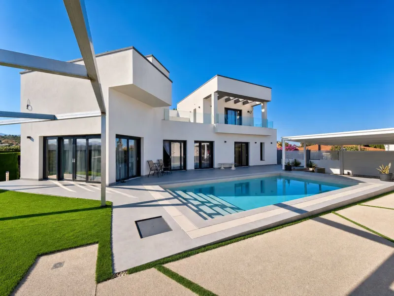This exquisite villa in Buenas Noches is a true gem, offering a perfect blend of elegance, comfort, and breathtaking views. Situated on a generous plot of 600 square meters, with 260 square meters of built space and a sprawling terrace spanning 100 square
