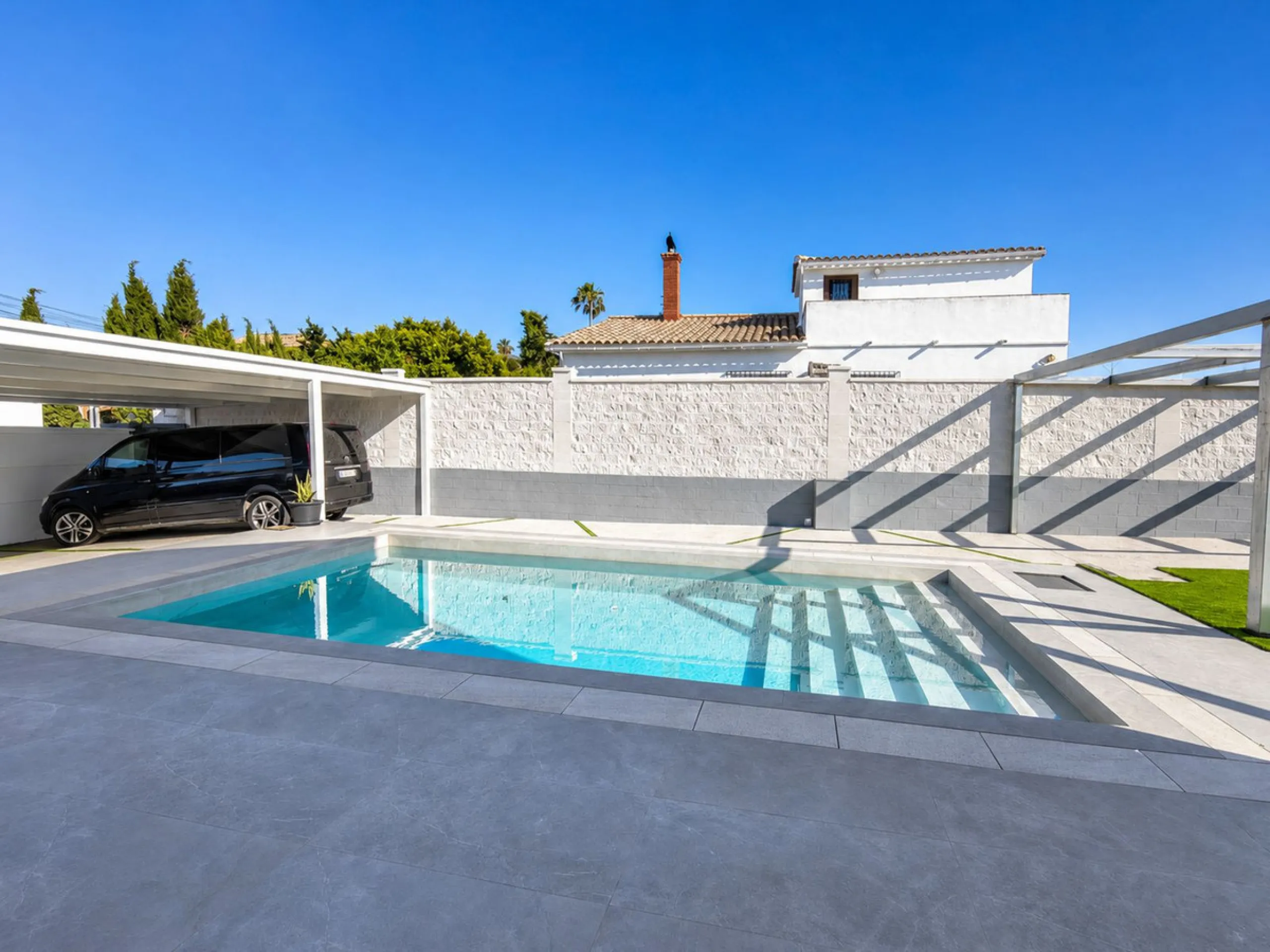This exquisite villa in Buenas Noches is a true gem, offering a perfect blend of elegance, comfort, and breathtaking views. Situated on a generous plot of 600 square meters, with 260 square meters of built space and a sprawling terrace spanning 100 square