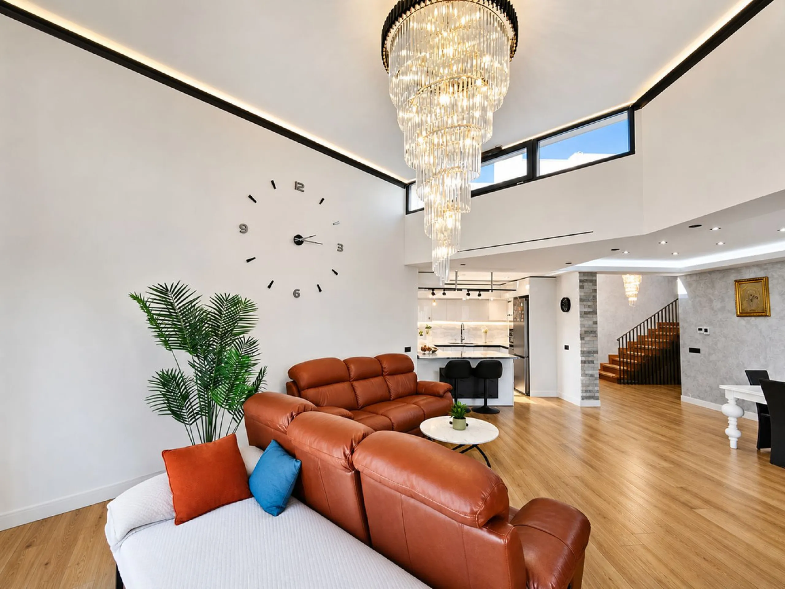 This exquisite villa in Buenas Noches is a true gem, offering a perfect blend of elegance, comfort, and breathtaking views. Situated on a generous plot of 600 square meters, with 260 square meters of built space and a sprawling terrace spanning 100 square
