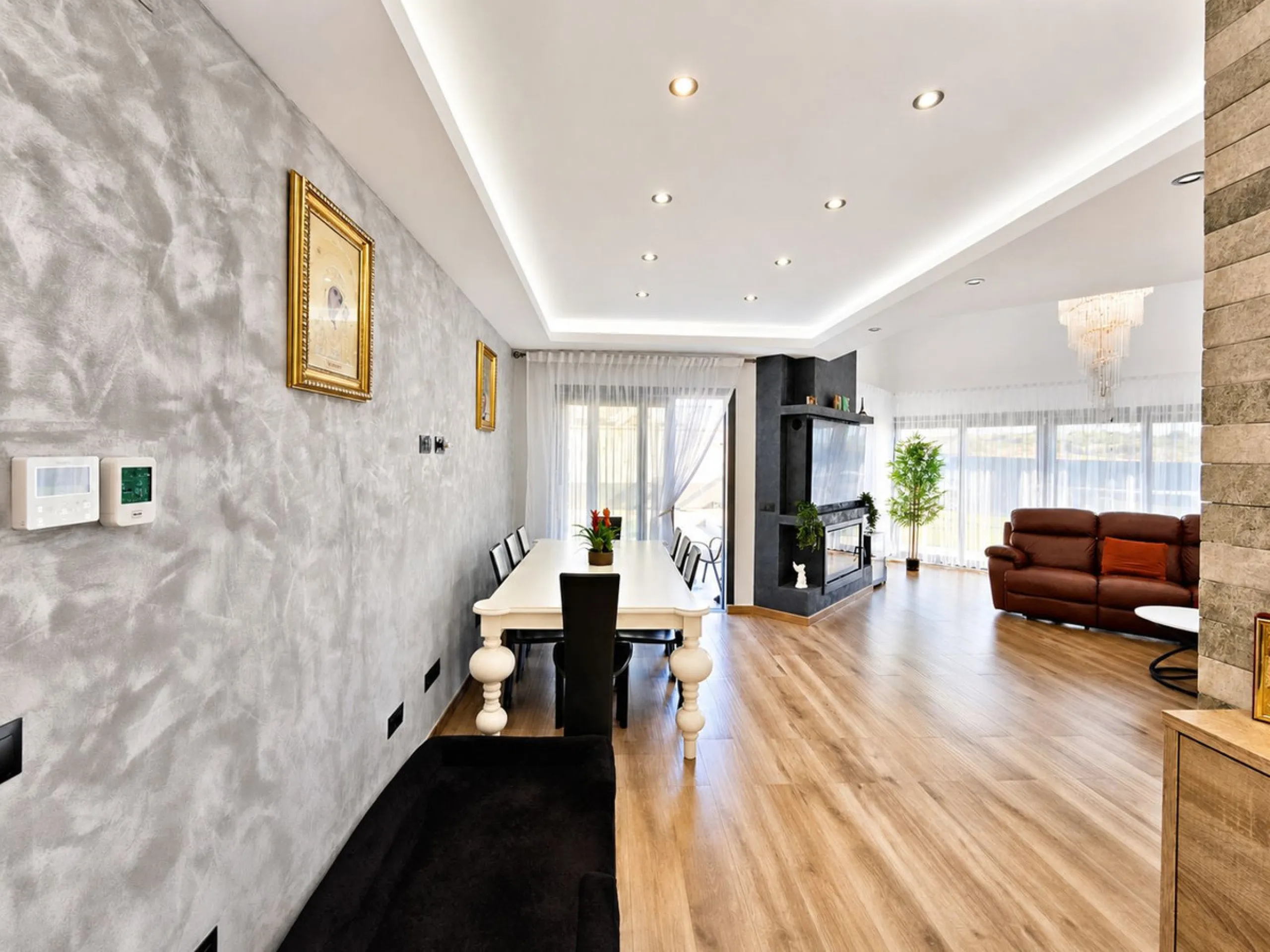 This exquisite villa in Buenas Noches is a true gem, offering a perfect blend of elegance, comfort, and breathtaking views. Situated on a generous plot of 600 square meters, with 260 square meters of built space and a sprawling terrace spanning 100 square